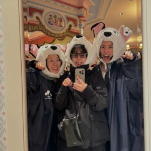 Airi Suzuki Instagram - ✴︎ 
大好きで大切な仲間と、
恒例になりつつあるバースデーディズニー🤤🎈
(尚、1月生まれと2月生まれと4月生まれというバラバラ)

みんなそれぞれ仕事終わりに合流するという、隙間産業✌︎
大雨の日だったけど、GORE-TEX着て傘は意地でも刺さない主義。笑
おかげで髪の毛はビッショビショでした！！笑

昨年はリトルグリーンメンの被り物だったから
今年は101匹わんちゃん🐕‍🦺

アフターファイブでも心も身体も満タンに幸せになる時間でした♡お腹痛くなるくらい笑った！！！

仕事でもハッピーをくれて
プライベートでもいつでも青春できる仲間に出会えたこと
ほんとにしあわせ！！！いつもありがとう！！

#🏰