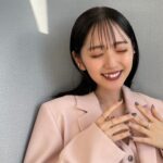 Airi Suzuki Instagram - ✴︎日10ドラマ「ミス・ターゲット」 ⁡ 放送スタートにおいて、素敵なイベントや会見に参加させていただきまして、身が引き締まる想いです😌✨ ⁡ お衣装も、両日とも色指定コーデで楽しかったです♡ ⁡ 💗制作発表会見 jacket,best,pants @stylings_official ear cuff、gold ring,silver ring @agete_official gold chain ring @bellesiora_official sandal @louboutinworld ⁡ 🤍放送開始記念イベント dress @elainehersby ear cuff,dia ring @prmal_jewelry gold white diamond ring @agete_official gold oval ring @bellesiora_official sandal @charleskeith_jp ⁡ #最近の衣装たち @misstarget_abc