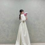 Airi Suzuki Instagram - ✴︎日10ドラマ「ミス・ターゲット」 ⁡ 放送スタートにおいて、素敵なイベントや会見に参加させていただきまして、身が引き締まる想いです😌✨ ⁡ お衣装も、両日とも色指定コーデで楽しかったです♡ ⁡ 💗制作発表会見 jacket,best,pants @stylings_official ear cuff、gold ring,silver ring @agete_official gold chain ring @bellesiora_official sandal @louboutinworld ⁡ 🤍放送開始記念イベント dress @elainehersby ear cuff,dia ring @prmal_jewelry gold white diamond ring @agete_official gold oval ring @bellesiora_official sandal @charleskeith_jp ⁡ #最近の衣装たち @misstarget_abc