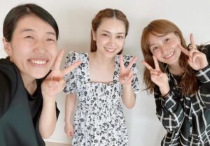 Airi Taira Instagram - 約束の"アフター会"🤩

以前「夫が寝たあとに」に出演させていただいた際、
「アフター会やりましょ」と言ってくださり、本当に、アフターの会が実現しました🙈❣️

ドキドキッドキドキ緊張で朝方4時に目覚めてしまうという😅タラーン)

目が覚めてしまったから髪の毛を編み込んじゃった🙈ハハッ)

私は楽しみがヘアースタイルに現れがち😆(時間に余裕があれば)

収録以来の2回目ご対面✨

お仕事もしながらの忙しいママ達‼︎
もぅゆっくりランチはしてられないねってことでまさかの「モーニングタイム」😆

子供達みんな送り出し約束の時間に再会✨

朝から会えてもあっという間にお昼になってた😅

お忙しい中でありがとうございました！
とっても嬉しい時間となりました❤️
#夫が寝たあとに#約束の#アフター会#楽しかった#また会えますように#また会いたい　と#思わせてくれるお二人#番組も最高