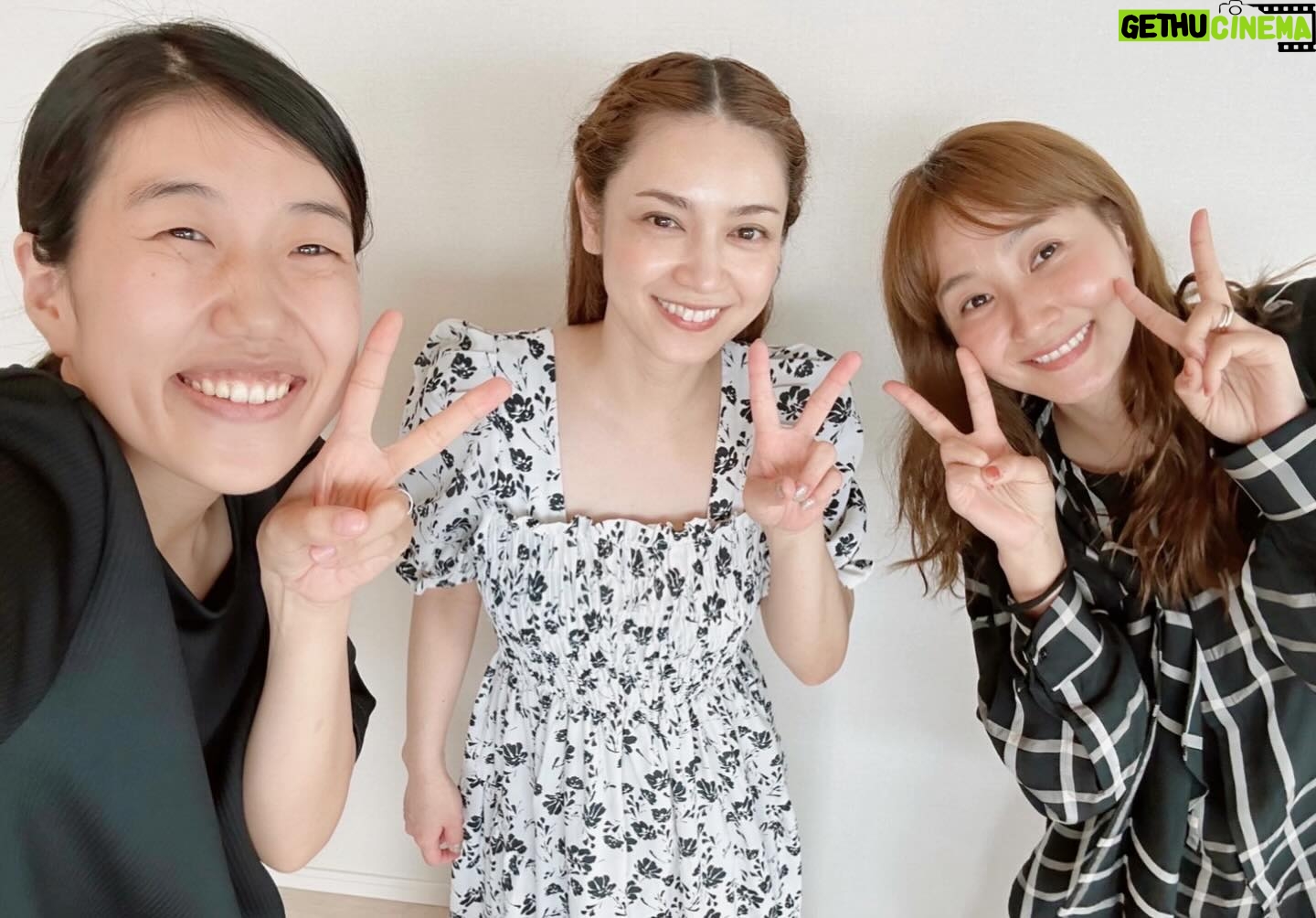 Airi Taira - 53.3K Likes - 約束の"アフター会"🤩
以前「夫が寝たあとに」に出演させていただいた際、
「アフター会やりましょ」と言ってくださり、本当に、アフターの会が実現しました🙈❣️
ドキドキッドキドキ緊張で朝方4時に目覚めてしまうという😅タラーン)
目が覚めてしまったから髪の毛を編み込んじゃった🙈ハハッ)
私は楽しみがヘアースタイルに現れがち😆(時間に余裕があれば)
収録以来の2回目ご対面✨
お仕事もしながらの忙しいママ達‼︎
もぅゆっくりランチはしてられないねってことでまさかの「モーニングタイム」😆
子供達みんな送り出し約束の時間に再会✨
朝から会えてもあっという間にお昼になってた😅
お忙しい中でありがとうございました!
とっても嬉しい時間となりました❤️
#夫が寝たあとに#約束の#アフター会#楽しかった#また会えますように#また会いたい と#思わせてくれるお二人#番組も最高