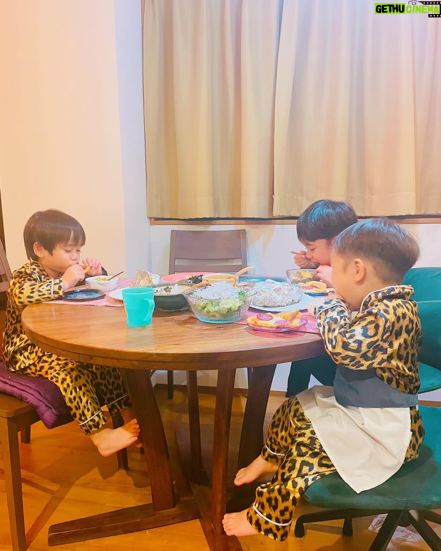 Airi Taira - 28K Likes - 夕食タイム♡
子供のご飯で1番簡単なのは"二色丼"だと思ってた‼︎
先日、酒井選手のご自宅にお邪魔したら奥様が子供達にグリルチキンを作ってくれてた😍
一瞬でなくなるぐらい皆んなたくさん食べていてその光景が微笑ましかった🥹
フランスに居た時もボロネーゼや海老カレーなど色々作ってくれて子供メニューのレパートリーが増えて有り難かった🤩
会うと色々学ばせてもらえてほんとに嬉しい時間❤️
そんなわけで🤭✨
連日グリルチキン😍
#平飯#これもあれも食べれるんだー と嬉しくなる#酒井選手ファミリー#ありがとう#子供が好きなご飯#知れて嬉しい#グリルチキン#ハマってる