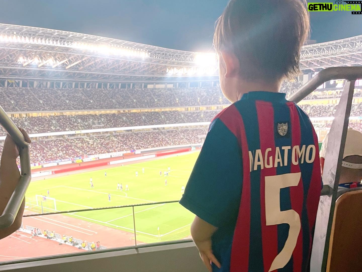 Airi Taira - 49.6K Likes - みんなで応援❤️⚽️💙
4人目の妊娠が分かってからしばらく行けてなかった観戦。
5月に無事出産して8月26日のこの日の観戦を楽しみにカオスな日々を過ごしてきた✨
私の大好きな人たちと一緒に応援❣️
ずーっと「天野会メンバー」みんな揃って応援してみたかった✨
初めてみんな揃えてお互いがお互いのために色んなものを持ち寄って楽しい夏を感じた☀️
熱い試合に熱い観戦‼️
人の心を動かしてくれる熱い凄い試合⚽️
見に行かせて頂けて本当に嬉しかった🥹涙)
天野会メンバー、ご一緒してくださった皆様、本当にありがとうございました🥹
#FC東京#国立競技場#サッカー観戦#景色最高だった#天野会#みんな揃えた#嬉しかった#子供達も釘付け#ご一緒してくださった方ありがとうございました