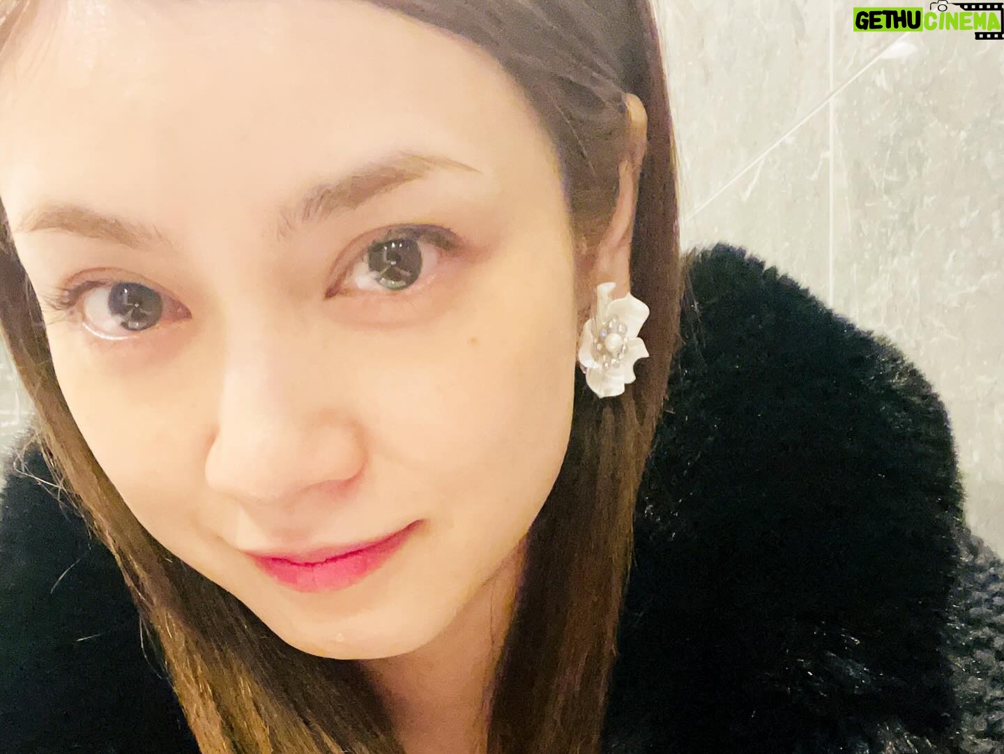 Airi Taira Instagram - 錦笑亭満堂⭐︎日本武道館👏 全然想像つかなかったTOMの日本武道館‼️ アリーナ席から2、3階席にたくさんの人✨ ファンタジーことウエンツ瑛士君が国歌「君が代」を歌いあげて幕が上がった‼️ 井戸田潤さんはおひとりで登場されて小沢さんへの愛を感じるメッセージにジーンとした🥹 お笑い芸人さん達の登場も次から次へと面白くて楽しいひと時でした。 21年前に仲良くなった友人の大規模ステージ✨ 本当に素晴らしかった🥹🙏👏 日本武道館にたくさんの人を埋め尽くすことの凄さを改めて知りました✨ 姪っ子ちゃんにメイクしてもらったことも嬉しくて記念にパシャリ🙈 #末高トム#錦笑亭満堂#21年来の友人#日本武道館#素晴らしい#おめでとう#姪っ子ちゃん#ヘアメイク#今日もありがとう