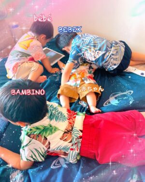 Airi Taira Instagram - 祝日の朝♡

奥部屋でゆっくり赤ちゃんを寝かせていたらいつの間にかお兄ちゃん3人が赤ちゃんを囲んでた🤪

お家に居る時はいつも同じ空間にいる子たち😅

なんだかワチャワチャしてるね🥲
お洋服のせいなのか🙄？

何はともあれ静かな朝で良き🤭✌️
#4兄弟#仲良いんだか悪いんだか#静かなのはiPad様のお陰です#私も笑顔で過ごせた朝#有り難き幸せ