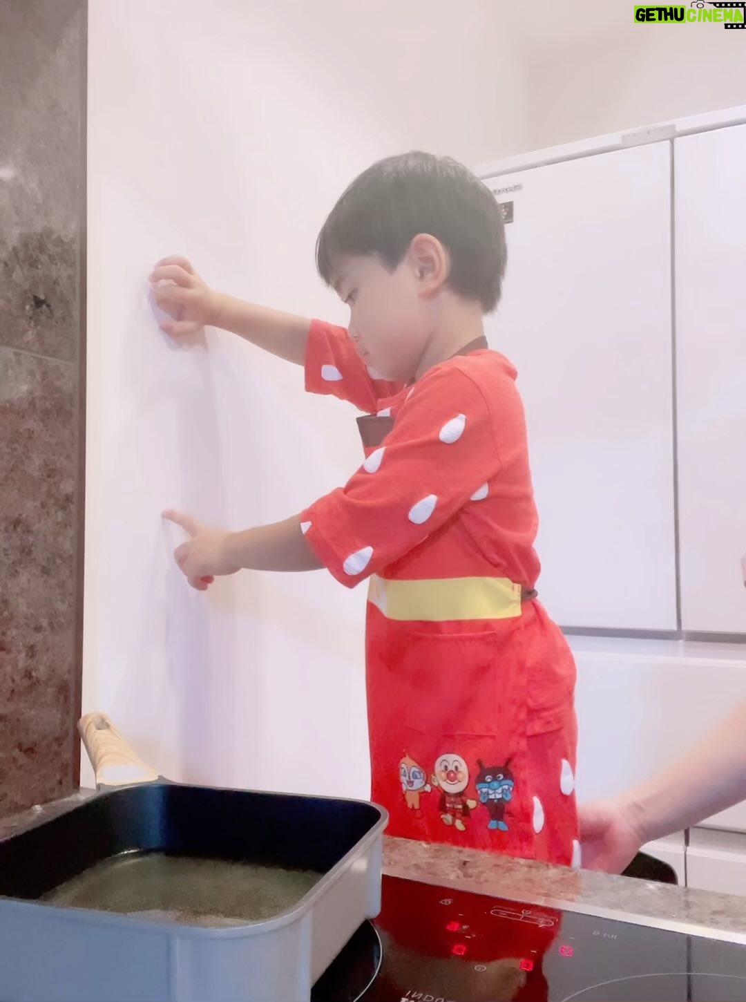 Airi Taira - 26.1K Likes - お料理時間♡
今日は大量(28匹)の海老の皮剥きをしなきゃならなくてパパッと作らなきゃ‼︎と思ってたら…
「作りたい‼︎」と椅子を持ってきた🥲
海老フライ、フィレカツ作る!と説明したけど中々言えない&覚えられない😂
そんな5歳もまだまだイイね😆👏
#バンビーノ#料理男子#壁に向かって何してた#順調に上達してる#有り難い#お手伝い大好きな子