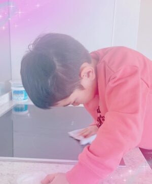 Airi Taira Instagram - 週末の朝☀️

洗面所で子供達の靴を洗っていたら歯磨きをしに来たべベック✨

「ママ、お兄ちゃんがお皿洗ってるよ」と教えてくれた‼︎

「え？なんで⁈」と言ったら「ママがさっき怒ったからじゃない？」と冷静なべベック😅

(バンビーノが弟達に足を引っ掛けて(ファール)危ないからやめなさい!と言ってもやめないので叱る)

洗ってくれても洗剤キレイに流せないんじゃないかと気になりすぐキッチンへ覗きに行ってみた！

モクモクと洗ってる‼︎
意外にもキュッと音が鳴るぐらいちゃんと洗えてる🤩‼︎

「なんで洗ってくれてるの⁈ママがさっき怒ったから⁈」とバンビーノに聞いてみたら、

「PAPAは練習行ってママひとりで頑張ってるから」って😳

こんなふとした言葉が嬉しくて🙈

「ありがとう‼︎やり方教えるね‼︎」と本気のやり方を教えてみた😆

やる気満々のバンビーノ✨

ガス台までピカピカに拭いてくれた‼︎
ブラボーだね🤩👏

私は靴洗いに戻ると、今度はべベックが洗面所の床をコロコロお掃除してくれてる😳

み、みんな、一体どうしたの⁈

こちらにも「ありがとう‼︎やり方教えるね‼︎」とコロコロのテープの替え方を教えてみた🤩

色々覚えてもらって担当割りにしたら最高じゃないか🥹涙)

末っ子気質の3番目は何してるかなー?と思ったら、お菓子食べてるよ🤪ズコッ)

ほんとの末っ子4番目の赤ちゃんはバウンサーに揺られて眠ってる😆

ありがとう週末の朝となった✌️
#日曜日#朝#それぞれが助け合い#気づきの有り難さ#色々と覚えてくれて嬉しいな#またやってくれますように