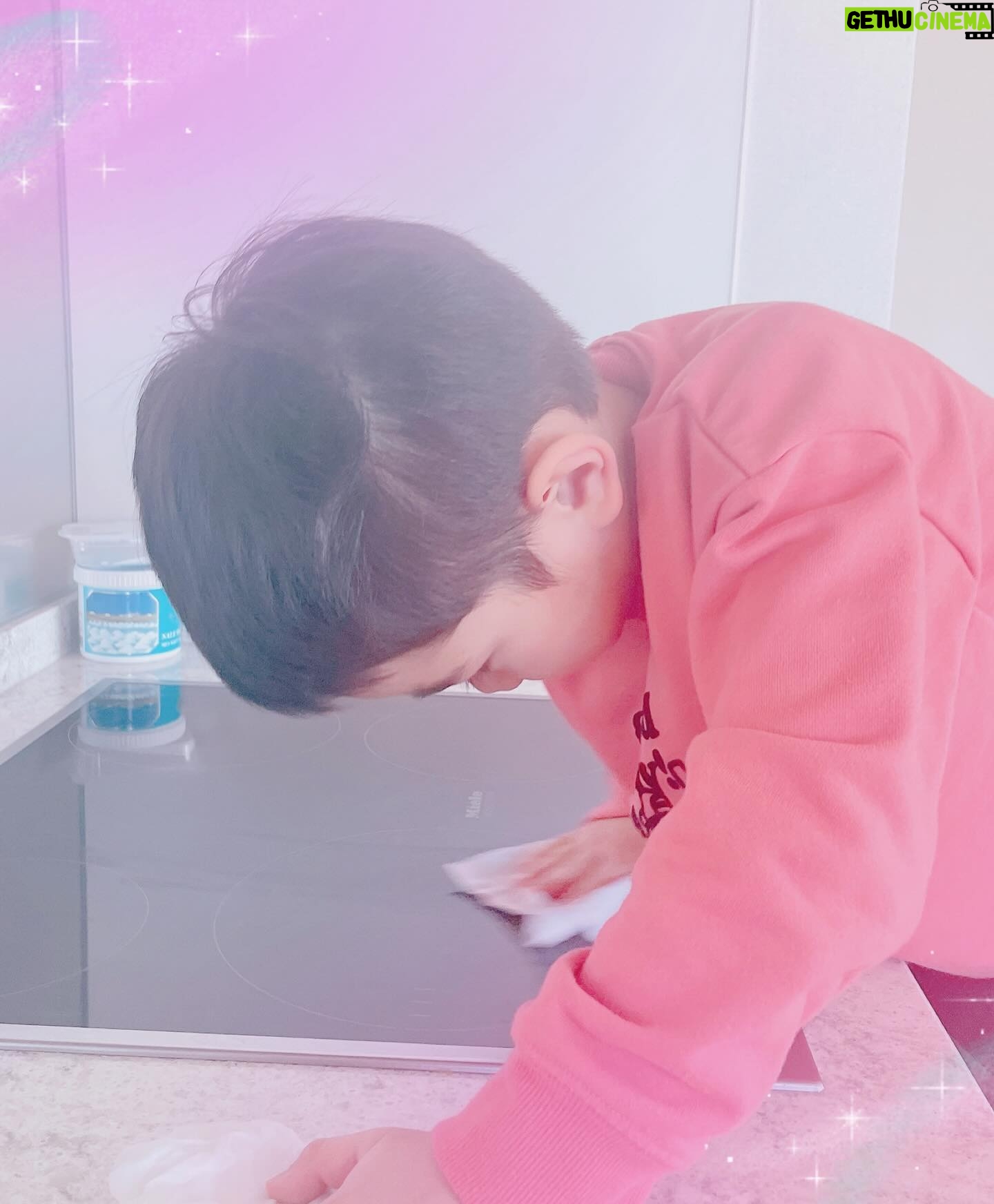 Airi Taira - 37.2K Likes - 週末の朝☀️
洗面所で子供達の靴を洗っていたら歯磨きをしに来たべベック✨
「ママ、お兄ちゃんがお皿洗ってるよ」と教えてくれた‼︎
「え?なんで⁈」と言ったら「ママがさっき怒ったからじゃない?」と冷静なべベック😅
(バンビーノが弟達に足を引っ掛けて(ファール)危ないからやめなさい!と言ってもやめないので叱る)
洗ってくれても洗剤キレイに流せないんじゃないかと気になりすぐキッチンへ覗きに行ってみた!
モクモクと洗ってる‼︎
意外にもキュッと音が鳴るぐらいちゃんと洗えてる🤩‼︎
「なんで洗ってくれてるの⁈ママがさっき怒ったから⁈」とバンビーノに聞いてみたら、
「PAPAは練習行ってママひとりで頑張ってるから」って😳
こんなふとした言葉が嬉しくて🙈
「ありがとう‼︎やり方教えるね‼︎」と本気のやり方を教えてみた😆
やる気満々のバンビーノ✨
ガス台までピカピカに拭いてくれた‼︎
ブラボーだね🤩👏
私は靴洗いに戻ると、今度はべベックが洗面所の床をコロコロお掃除してくれてる😳
み、みんな、一体どうしたの⁈
こちらにも「ありがとう‼︎やり方教えるね‼︎」とコロコロのテープの替え方を教えてみた🤩
色々覚えてもらって担当割りにしたら最高じゃないか🥹涙)
末っ子気質の3番目は何してるかなー?と思ったら、お菓子食べてるよ🤪ズコッ)
ほんとの末っ子4番目の赤ちゃんはバウンサーに揺られて眠ってる😆
ありがとう週末の朝となった✌️
#日曜日#朝#それぞれが助け合い#気づきの有り難さ#色々と覚えてくれて嬉しいな#またやってくれますように