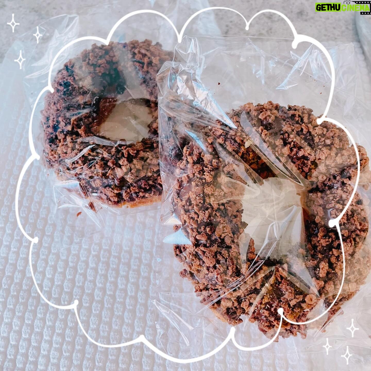 Airi Taira Instagram - ドーナツ好きすぎる🍩 体調が良くなったカオス達👦🏻👦👦🏼👶♡ ずっと飲むゼリー、ポカリしか摂れずにいたのに「ドーナツ食べたい」と1人が言えばまた1人が言って、さらにまた1人が言う🥲 取り合いにならないように!と私は基本、食べ物に関しては3つ買うようにしてる‼︎ もし食べなかったら私&夫も食べるだろうと思っている✨ 3つあると思ってたドーナツ! 2つしかない🥲 「お兄ちゃんだから弟に譲ってあげて」と言えばバンビーノは譲るだろう‼︎(機嫌がいいからね) が、しかし! 食べ物への執着。 私は1番よく分かる! みんなドーナツ食べたいんだね‼︎ まさに"NOW" なんだか私も食べたくなってきたよ😅 「よーし‼︎みんなでドーナツパーティーだー」と言ってみた✨ 「やったー🎉」 「ママありがとう」 と飛び跳ねてパチパチしてる🤪 取り合いケンカなく私もご機嫌に過ごせた朝時間✨ 子供のケンカは工夫次第でなくせるのでしょうか⁈ 常にアドバイスもらいたいぐらい🥲 #ドーナツ#チョコ#みんな大好き#取り合いは嫌#分けっこ最高#カットして3つづつ のはずが#1つ足りなくなった🤪#私ったら#まいったね#これでも足りない子達#はちみつバタートースト追加