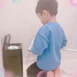 Airi Taira Instagram - 週末の朝☀️ 洗面所で子供達の靴を洗っていたら歯磨きをしに来たべベック✨ 「ママ、お兄ちゃんがお皿洗ってるよ」と教えてくれた‼︎ 「え？なんで⁈」と言ったら「ママがさっき怒ったからじゃない？」と冷静なべベック😅 (バンビーノが弟達に足を引っ掛けて(ファール)危ないからやめなさい!と言ってもやめないので叱る) 洗ってくれても洗剤キレイに流せないんじゃないかと気になりすぐキッチンへ覗きに行ってみた！ モクモクと洗ってる‼︎ 意外にもキュッと音が鳴るぐらいちゃんと洗えてる🤩‼︎ 「なんで洗ってくれてるの⁈ママがさっき怒ったから⁈」とバンビーノに聞いてみたら、 「PAPAは練習行ってママひとりで頑張ってるから」って😳 こんなふとした言葉が嬉しくて🙈 「ありがとう‼︎やり方教えるね‼︎」と本気のやり方を教えてみた😆 やる気満々のバンビーノ✨ ガス台までピカピカに拭いてくれた‼︎ ブラボーだね🤩👏 私は靴洗いに戻ると、今度はべベックが洗面所の床をコロコロお掃除してくれてる😳 み、みんな、一体どうしたの⁈ こちらにも「ありがとう‼︎やり方教えるね‼︎」とコロコロのテープの替え方を教えてみた🤩 色々覚えてもらって担当割りにしたら最高じゃないか🥹涙) 末っ子気質の3番目は何してるかなー?と思ったら、お菓子食べてるよ🤪ズコッ) ほんとの末っ子4番目の赤ちゃんはバウンサーに揺られて眠ってる😆 ありがとう週末の朝となった✌️ #日曜日#朝#それぞれが助け合い#気づきの有り難さ#色々と覚えてくれて嬉しいな#またやってくれますように