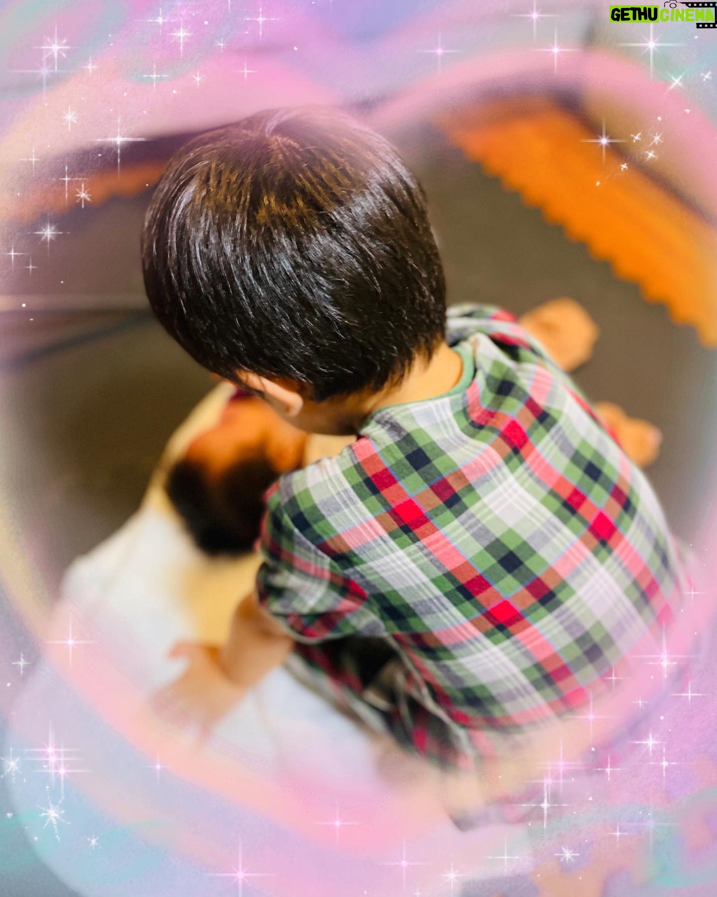 Airi Taira - 32.9K Likes - すっかり治った男児達♡
連日眠れずに授乳しながらの子供達のトイレ合戦はさすがにキツく心折れそうになったけど「私がやるしかない‼︎」を胸にナントカなった🤩
これを機にもしまた何かあったら一気にひとりで4人のことはやれる‼︎とプチ自信がついた😁ピース)
写真は上3人の寝る前の歯磨き中での出来事。
順番に1人目の歯磨きが終え2人目、3人目と歯磨きをしているとギャンギャン泣き出した赤ちゃん🥲
泣き声も日に日に大きくなってきてる今日この頃😇
泣き声が気になりながらべべの歯磨きを急ぐ💦
いそいで急いでイソイデようやく戻るとバンビーノがおしゃぶりをお口に入れてくれて優しくトントンしながら歌ってくれてた😭涙)
こっちが泣きそうになったよ🥹‼︎
すっかり泣き止んでる赤ちゃん👶
お兄ちゃん居てくれてよかったね🥹ウルウル)
#バンビーノ#色々気づいて手助けしてくれる#有り難い#5歳#すごい#早くみんな#5歳になぁれ#なんつって#心配して連絡くださった方#ありがとうございました#すっかり#みんな#元気です