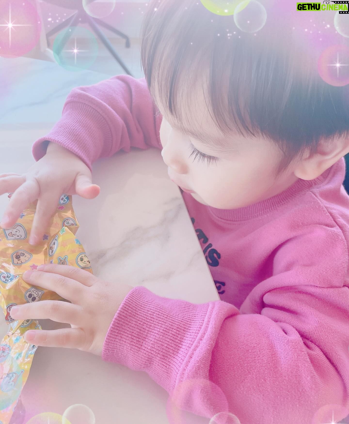 Airi Taira - 37.2K Likes - 週末の朝☀️
洗面所で子供達の靴を洗っていたら歯磨きをしに来たべベック✨
「ママ、お兄ちゃんがお皿洗ってるよ」と教えてくれた‼︎
「え?なんで⁈」と言ったら「ママがさっき怒ったからじゃない?」と冷静なべベック😅
(バンビーノが弟達に足を引っ掛けて(ファール)危ないからやめなさい!と言ってもやめないので叱る)
洗ってくれても洗剤キレイに流せないんじゃないかと気になりすぐキッチンへ覗きに行ってみた!
モクモクと洗ってる‼︎
意外にもキュッと音が鳴るぐらいちゃんと洗えてる🤩‼︎
「なんで洗ってくれてるの⁈ママがさっき怒ったから⁈」とバンビーノに聞いてみたら、
「PAPAは練習行ってママひとりで頑張ってるから」って😳
こんなふとした言葉が嬉しくて🙈
「ありがとう‼︎やり方教えるね‼︎」と本気のやり方を教えてみた😆
やる気満々のバンビーノ✨
ガス台までピカピカに拭いてくれた‼︎
ブラボーだね🤩👏
私は靴洗いに戻ると、今度はべベックが洗面所の床をコロコロお掃除してくれてる😳
み、みんな、一体どうしたの⁈
こちらにも「ありがとう‼︎やり方教えるね‼︎」とコロコロのテープの替え方を教えてみた🤩
色々覚えてもらって担当割りにしたら最高じゃないか🥹涙)
末っ子気質の3番目は何してるかなー?と思ったら、お菓子食べてるよ🤪ズコッ)
ほんとの末っ子4番目の赤ちゃんはバウンサーに揺られて眠ってる😆
ありがとう週末の朝となった✌️
#日曜日#朝#それぞれが助け合い#気づきの有り難さ#色々と覚えてくれて嬉しいな#またやってくれますように