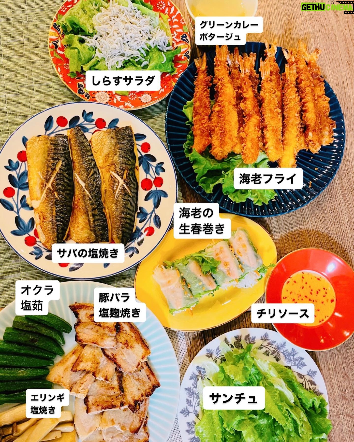 Airi Taira - 33.1K Likes - 食卓の並べ方😅
私の1日の中の勝負ごと!
「夜ごはん」
お腹を空かせて帰宅するカオス達🥲
夕食作るタイミングによく泣く赤ちゃん🥲
どうか!泣かないで!と寝かしつけ成功からのキッチンに立ってとにかく私が作る時は時間との勝負💪
夕飯作ってる間のカオス達はゲームしてるかPAPAがお風呂入れてくれてるかという2パターン✨
全て出来上がりパパッとテーブルに並べる。
ゲームやってたバンビーノが「うわぁ!ママたくさんありがとね!コレ好きなの」と嬉しそうに海老フライをつまみ食いしようとしてる😅
「コレッ!お行儀悪い!」と注意すると「これ!こっちにおくからでしょ」と🥲
ん?
どういう意味?🤪
と思ったら、、、
私がパパッと並べたお料理を並び替えしてる🤣
いや、なんで😅⁈
「何なに?なんで並び変えてるの?」と聞いたら、
「だってPAPAが1番かまぼこ食べるじゃん!」とかまぼこはPAPAが座る目の前に‼︎
枝豆はべべが大好きだからべべが座る目の前に‼︎
こう見るとバンビーノが並べた方がバランスがイイ気がする😅
並べ方で食卓の雰囲気も変わるんだね‼︎
知らなかった😆
1枚目バンビーノが並べた♡
2枚目…何も気にせずパパッと置いちゃった私😅
次回からは意識してみよう😆🩷
#平飯#5歳#小さな男の子から学んだこと#並べ方#大事だね#生春巻き横向きいいね#ありがとう#子供の感性ってすごい