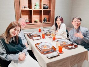 Airi Taira Instagram - 何年振りかの会食🥹

ずーっとずーっと会いたかったー‼︎✨

先日、井森師匠と友近さんと三瓶さんとランチタイム😍

お食事も美味しくてずっと笑いっぱなし🤭

三瓶さんが先月23日お誕生日だったのでお祝いも兼ねて✨

こうして日記のように書いてる今、何がハイライトだったかは忘れてしまったけど😂

とにかくずっと笑ったお昼時間😆

また美味しいものを一緒に食べに行きたい🤩
#数年振りの集合#たくさん笑った#楽しかった#美味しかった#来年#旅行できますように