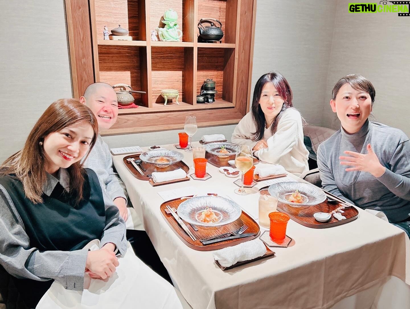 Airi Taira - 38.8K Likes - 何年振りかの会食🥹
ずーっとずーっと会いたかったー‼︎✨
先日、井森師匠と友近さんと三瓶さんとランチタイム😍
お食事も美味しくてずっと笑いっぱなし🤭
三瓶さんが先月23日お誕生日だったのでお祝いも兼ねて✨
こうして日記のように書いてる今、何がハイライトだったかは忘れてしまったけど😂
とにかくずっと笑ったお昼時間😆
また美味しいものを一緒に食べに行きたい🤩
#数年振りの集合#たくさん笑った#楽しかった#美味しかった#来年#旅行できますように