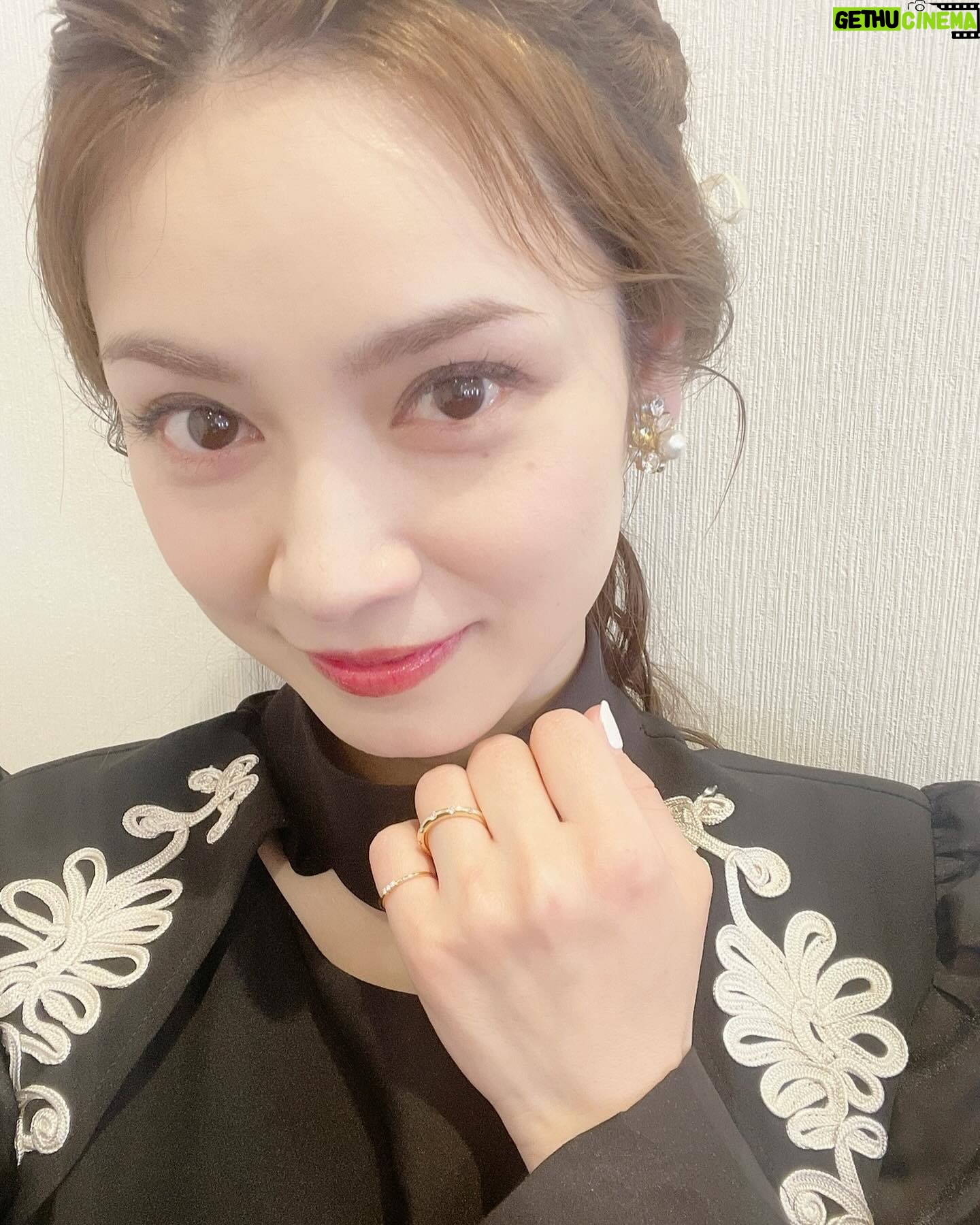 Airi Taira Instagram - テレビ出演📺 テレビ朝日「夫が寝たあとに」 4月13日(土) 24:30-25:00 私が大好きな番組🥹 この番組を知ったのは子供達の寝かしつけが終えて夫とトークタイムも終えておやすみなさい!した後、本当に、"夫が寝たあとに"「ん?このタイトルなんだ〜?」と思ってTVerから知ったんです‼️ たぶん全放送見てます😆 みんなが寝静まった後、ひとりアイスをこっそり食べながら見る私のご褒美タイム😍 司会のミキティーさんがズバッと物申してくれたり横澤夏子さんがありのままの素顔で泣いてて同じ気持ちになって泣いたり😭 もう私は、この番組を"主婦の味方"だと思ってます🤩 どのママのお話を聞いても「あぁーあるある!わかるわかる!」と、実際お会いしてないのに共感し合える最高の仲間番組が出来た!と思ってます🤝 そんな中、まさかの出演依頼を頂けて、ビックリで嬉しくて、収録当日までソワソワ過ごしちゃってました🙈 打ち合わせをさせて頂く前も私の価値観てズレてるんじゃないか?とか、撮影の日も、いつもは周りにフォローしてくださる芸人さんが居てくれてますが私ひとりでちゃんと喋れるのだろうか?と、とにかく色んな意味で緊張してました!! 実際、本番になると、あっという間に終わってしまい、何をどう話したのかということよりも、楽しすぎて驚きました‼︎ 子供が側にいない空間で同じママ同士だけのママ会って、こんなにも楽しいの⁈と驚きました😭‼️感動) 収録終えた瞬間、涙がダダ漏れ始めてザワつかせてしまいました…。 よっぽど楽しかったんだと思います❤️ 育児話をこんなにも聞いてもらえて分かる〜と同じ目線になってもらえて仲間がすぐ側に居てくれてる‼︎みたいな🥹 ほんとに、ほんとに、嬉しくて楽しかったです。 (今も書きながら涙ダダ漏れなんですけど💦) 私を呼んでくださって本当にありがとうございました‼︎ きっとこの番組じゃなかったら幼き時期のカオス達のリアル育児を語ることはなかったんじゃないかなーと思います😊 話すことにより気持ちが切り替えられたり、共感してもらえることでまたさらに勇気づけられたり、明日への源になったり、数時間離れた子供達に優しく接することができたり、本当に私にとっての記念になりました🙈 衣装も見た瞬間「着てみたい‼︎」と思いヘアーも可愛いアレンジして頂いて、なんだかとっても嬉しかった日になりました😍 しっかりしたタイプではないので(みんな知ってるか😅)私の育児…心配だらけかもしれませんが😅 ぜひ見てください😁 #平愛梨#夫が寝たあとに#主婦の味方#世の中のパパ達も見てほしい#主婦の気持ちの答えがつまってる#ミキティーさん#横澤夏子さん#お会いしてさらに大好きになりました#ありがとうございました