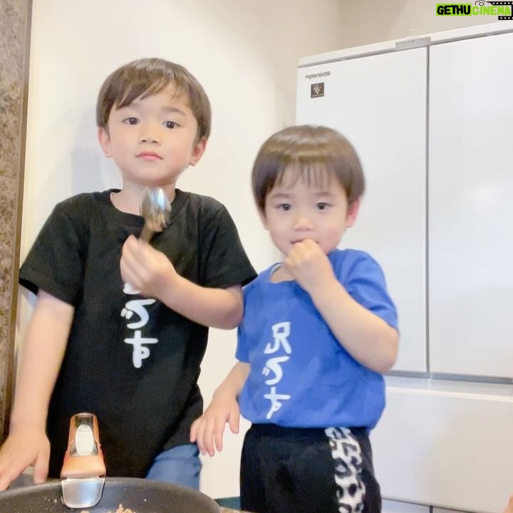 Airi Taira - 81.3K Likes - 味に厳しい次男😅
バンビーノが弟達に作るごはん♡
「できたー!今いれるから待ってね」とバンビーノが言うと、、、
駆け寄って来て「味見する」と一丁前なべベック😂
食べるなり「なんか足りない」だって🤣ドゥハハッ)
3歳(来月4歳)恐るべしッ‼︎
確かに薄味だ😅
君の言うとおりだ🤣笑)
お兄ちゃん頑張れ😅ハハッ)
#バンビーノ#5歳#料理男子#味見する子#美味しくないと食べない子#さすが次男#2番目ってこんな感じなのかな