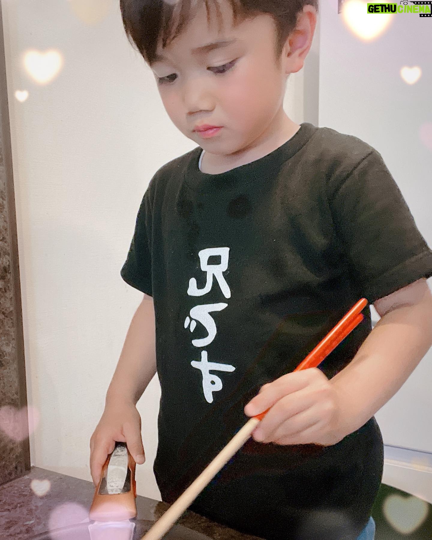 Airi Taira - 81.3K Likes - 味に厳しい次男😅
バンビーノが弟達に作るごはん♡
「できたー!今いれるから待ってね」とバンビーノが言うと、、、
駆け寄って来て「味見する」と一丁前なべベック😂
食べるなり「なんか足りない」だって🤣ドゥハハッ)
3歳(来月4歳)恐るべしッ‼︎
確かに薄味だ😅
君の言うとおりだ🤣笑)
お兄ちゃん頑張れ😅ハハッ)
#バンビーノ#5歳#料理男子#味見する子#美味しくないと食べない子#さすが次男#2番目ってこんな感じなのかな