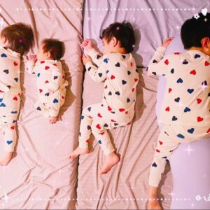 Airi Taira Instagram - 初めて並んだ日👦👦🏻👦🏼👶

寝相の悪い上のお兄ちゃん達🥲

一緒に並んで寝かせるにはヒヤヒヤ😅

でも初めてのお揃いパジャマを頂いたのでみんな一緒に並んで寝てみた😍

さすがに4人だと寝相は同じにならないね😁
#4兄弟#長友ブラザーズ#赤ちゃん加わると#お兄ちゃん達#大きくなったね#ハートパジャマ#可愛いすぎる#3人はやっぱり寝相一緒#😅