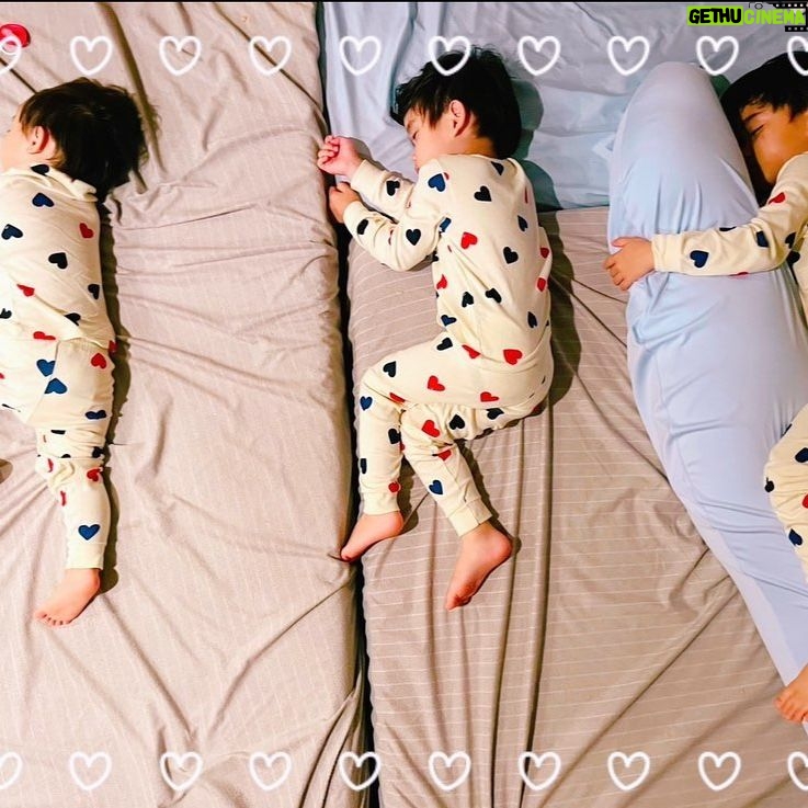 Airi Taira - 165.5K Likes - 初めて並んだ日👦👦🏻👦🏼👶
寝相の悪い上のお兄ちゃん達🥲
一緒に並んで寝かせるにはヒヤヒヤ😅
でも初めてのお揃いパジャマを頂いたのでみんな一緒に並んで寝てみた😍
さすがに4人だと寝相は同じにならないね😁
#4兄弟#長友ブラザーズ#赤ちゃん加わると#お兄ちゃん達#大きくなったね#ハートパジャマ#可愛いすぎる#3人はやっぱり寝相一緒#😅