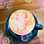 Airi Taira Instagram - 1ヶ月健診も無事に終えて👶 母子共に順調であっという間に1ヶ月と2週間ぐらい経ってた‼︎早ッ‼︎ 「余裕」という言葉が遠ざかってしまって家事が追いつかない🥲 検診の後サクッとご飯だけ食べたい‼︎と思いカフェに寄った✨ カフェなのに美味しい定食がお箸ででてくるのが好き♡ 赤ちゃんの授乳タイムが来る前にサクッと食べて退散‼︎と思ったら、、、 「ご出産おめでとうございます」って手の込んだデザートが登場‼️ お皿プレートに花束😭‼︎ 凄いー😭ウルウル) 出産の日を思い出す😭 「おめでとう」「お疲れ様」がまだ身に染みる。 さらにさらに‼︎ 赤ちゃんカフェオレが登場‼️ 凄いーー😭ウルルル) (この写真は妹が撮ったもの!サプライズ⁈) 果物カットも料理長さんの手作り🥹 クッキーまで添えてくれて‼︎ こういう嬉しいことがあるとこの喜びの分、子供達に優しく今日も寝かしつけまで頑張ろう!って思える🥹 本当に人に支えられて生きてる! 今日もありがとうございます‼︎と、今日この日に会えた人達に頭下げる思いで過ごしてます🥹🙏🏼 また行きたいよ、このカフェ❤️ #argos#argoscafe#アルゴス#アルゴスカフェ#原宿#お料理美味しかった#メニュー豊富#店員さんの雰囲気も好き#可愛いカフェラテ#カフェラテアート @argos.cafe_wabal