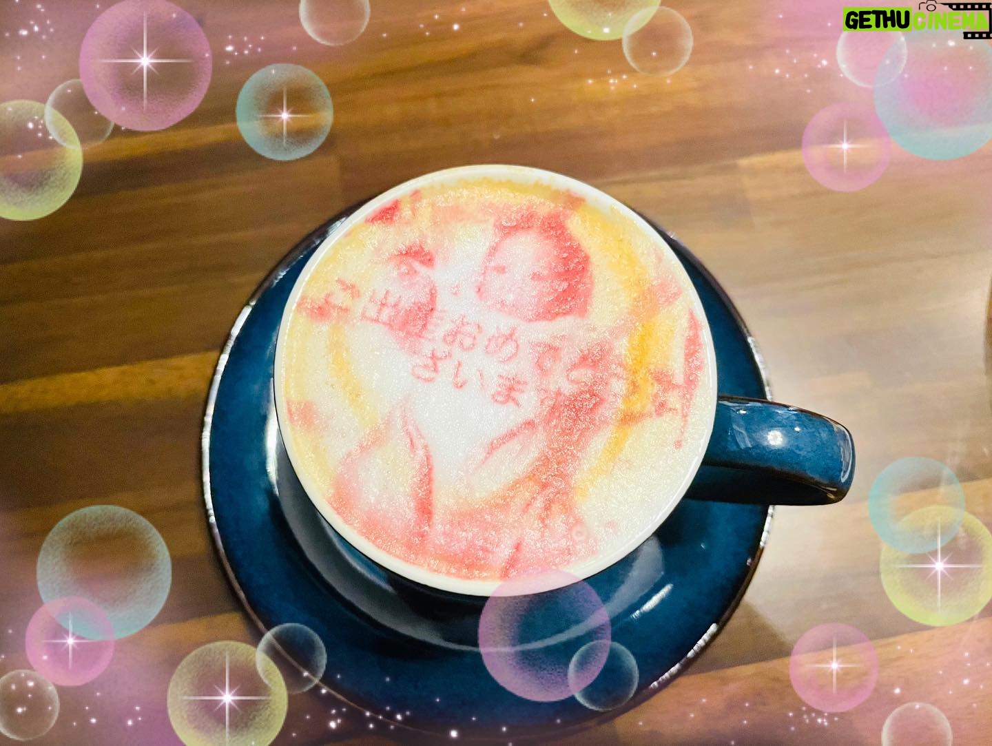 Airi Taira - 52.5K Likes - 1ヶ月健診も無事に終えて👶
母子共に順調であっという間に1ヶ月と2週間ぐらい経ってた‼︎早ッ‼︎
「余裕」という言葉が遠ざかってしまって家事が追いつかない🥲
検診の後サクッとご飯だけ食べたい‼︎と思いカフェに寄った✨
カフェなのに美味しい定食がお箸ででてくるのが好き♡
赤ちゃんの授乳タイムが来る前にサクッと食べて退散‼︎と思ったら、、、
「ご出産おめでとうございます」って手の込んだデザートが登場‼️
お皿プレートに花束😭‼︎
凄いー😭ウルウル)
出産の日を思い出す😭
「おめでとう」「お疲れ様」がまだ身に染みる。
さらにさらに‼︎
赤ちゃんカフェオレが登場‼️
凄いーー😭ウルルル)
(この写真は妹が撮ったもの!サプライズ⁈)
果物カットも料理長さんの手作り🥹
クッキーまで添えてくれて‼︎
こういう嬉しいことがあるとこの喜びの分、子供達に優しく今日も寝かしつけまで頑張ろう!って思える🥹
本当に人に支えられて生きてる!
今日もありがとうございます‼︎と、今日この日に会えた人達に頭下げる思いで過ごしてます🥹🙏🏼
また行きたいよ、このカフェ❤️
#argos#argoscafe#アルゴス#アルゴスカフェ#原宿#お料理美味しかった#メニュー豊富#店員さんの雰囲気も好き#可愛いカフェラテ#カフェラテアート
@argos.cafe_wabal