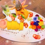 Airi Taira Instagram - 1ヶ月健診も無事に終えて👶 母子共に順調であっという間に1ヶ月と2週間ぐらい経ってた‼︎早ッ‼︎ 「余裕」という言葉が遠ざかってしまって家事が追いつかない🥲 検診の後サクッとご飯だけ食べたい‼︎と思いカフェに寄った✨ カフェなのに美味しい定食がお箸ででてくるのが好き♡ 赤ちゃんの授乳タイムが来る前にサクッと食べて退散‼︎と思ったら、、、 「ご出産おめでとうございます」って手の込んだデザートが登場‼️ お皿プレートに花束😭‼︎ 凄いー😭ウルウル) 出産の日を思い出す😭 「おめでとう」「お疲れ様」がまだ身に染みる。 さらにさらに‼︎ 赤ちゃんカフェオレが登場‼️ 凄いーー😭ウルルル) (この写真は妹が撮ったもの!サプライズ⁈) 果物カットも料理長さんの手作り🥹 クッキーまで添えてくれて‼︎ こういう嬉しいことがあるとこの喜びの分、子供達に優しく今日も寝かしつけまで頑張ろう!って思える🥹 本当に人に支えられて生きてる! 今日もありがとうございます‼︎と、今日この日に会えた人達に頭下げる思いで過ごしてます🥹🙏🏼 また行きたいよ、このカフェ❤️ #argos#argoscafe#アルゴス#アルゴスカフェ#原宿#お料理美味しかった#メニュー豊富#店員さんの雰囲気も好き#可愛いカフェラテ#カフェラテアート @argos.cafe_wabal
