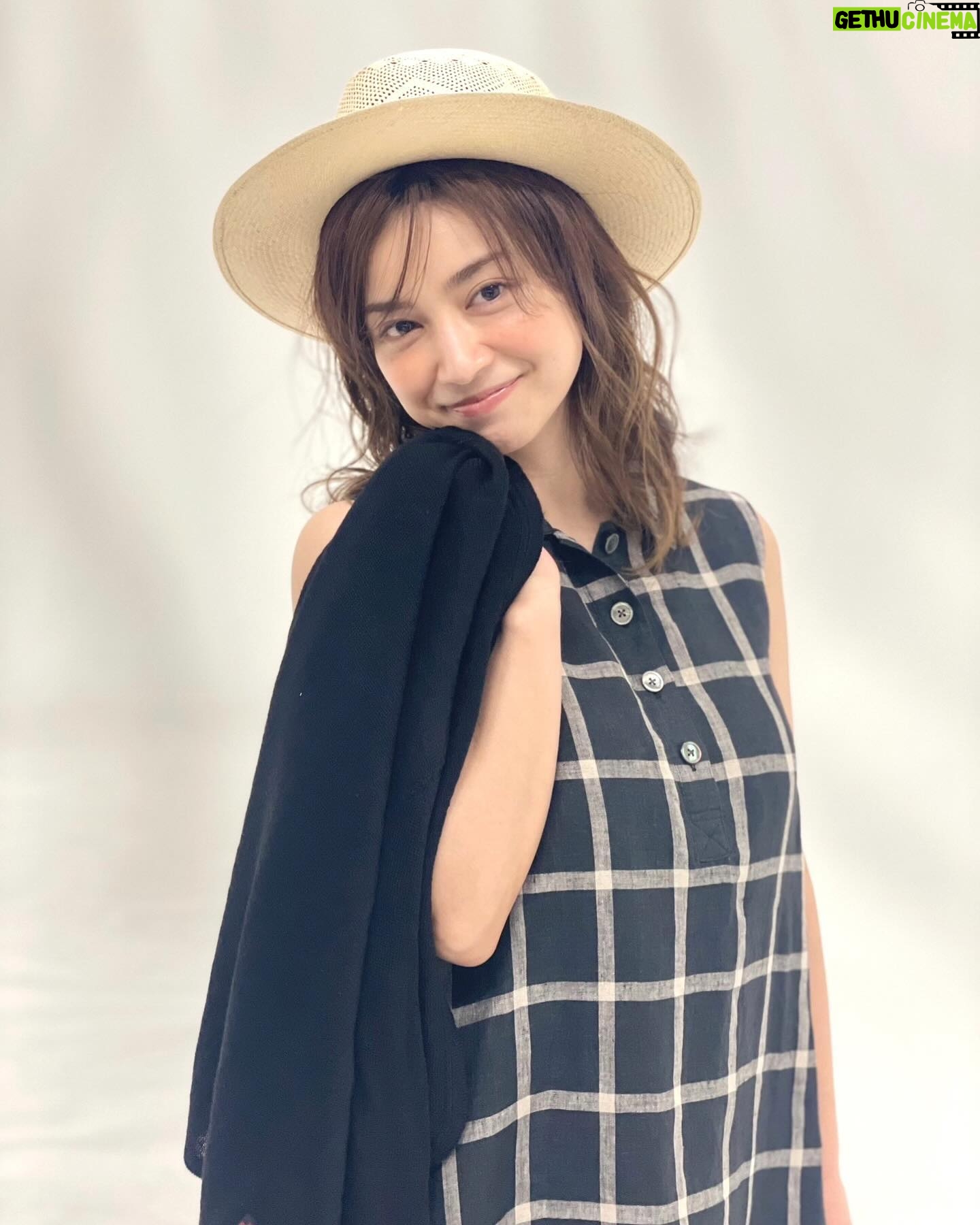 Airi Taira Instagram - Mademoiselle NON NON📕 たくさんのお洋服を着用させて頂き楽しい撮影を行いました😍 色んなお洋服にチャレンジするのはものすごく緊張しましたがイザ撮影となるとハズカシイ!を吹っ飛ばしてカメラレンズの横に子供達がいる!と想像してやってみました🤩 現場には赤ちゃんも同行させて頂き皆さんが面倒みてくださって有り難かったです🥹 #パンフレット#mademoisellenonon#現場に#数年ぶりの#あゆ社長が登場#楽しかった#ありがとうございました
