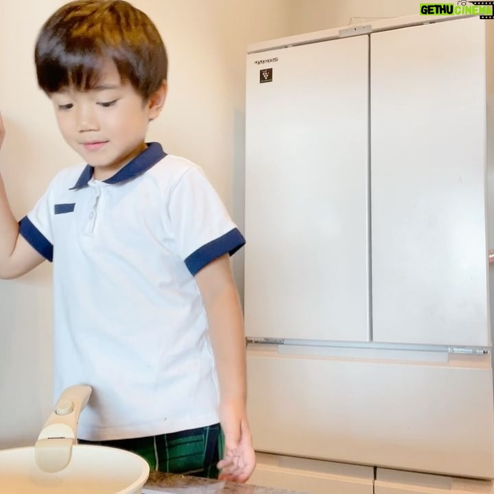 Airi Taira - 67.1K Likes - バンビーノクッキング🍳
朝早起きして時間に余裕がある時は私たちの朝食を作ってくれたりする😁
時間がない時はバナナジュースを作ってくれたり😅
キッチンに立つのが好きすぎる長男😊
私と居たらほぼオチャラける子🥲
#バンビーノ#5歳#お料理好き#朝からみんなの為に#朝食作り#チャーハン#美味しい#センスある