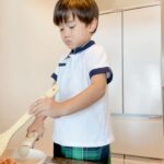 Airi Taira Instagram - バンビーノクッキング🍳 朝早起きして時間に余裕がある時は私たちの朝食を作ってくれたりする😁 時間がない時はバナナジュースを作ってくれたり😅 キッチンに立つのが好きすぎる長男😊 私と居たらほぼオチャラける子🥲 #バンビーノ#5歳#お料理好き#朝からみんなの為に#朝食作り#チャーハン#美味しい#センスある