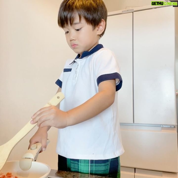 Airi Taira - 67.1K Likes - バンビーノクッキング🍳
朝早起きして時間に余裕がある時は私たちの朝食を作ってくれたりする😁
時間がない時はバナナジュースを作ってくれたり😅
キッチンに立つのが好きすぎる長男😊
私と居たらほぼオチャラける子🥲
#バンビーノ#5歳#お料理好き#朝からみんなの為に#朝食作り#チャーハン#美味しい#センスある