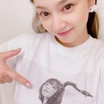 Airi Taira Instagram - 欲しかったTシャツ♡ 私が14歳の時に出逢ったAKINAさん✨ お顔も背も小さいのにとってもパワフルで自分がもってるエネルギーを堂々と表現する姿が印象的だった。 10代で見た姿を知ってるからAKINAさんに会うと毎日通ってたレッスンの頃を思い出す。 もう25年⁉️🫢 あっという間すぎてすごい‼︎ #AKINA#1つ違いだけど#私の先輩#ほんとに面白い人#いつもパワフル#Tシャツ#嬉しい
