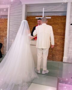 Airi Taira Instagram - 内山さんの結婚式💒 内山信二さんとは元々、妹が共演されたのをきっかけにある日の会食で「お姉ちゃんも一緒においで」とお誘いくださって私まで仲良くさせて頂きました♡ 武蔵ブラザーズさん、忍成修吾さんもその時にゆっくりお話しさせて頂いたのをきっかけにもう7年ぐらい経ちます✨ そんな内山さんの結婚式に兄と出席させて頂きました🥹(今では私の両親含む家族まで仲良くして頂いてます) 真っ白な挙式に内山さんが登場すると笑いに包まれた😂 バージンロードを歩く奥様の琴さんは美しすぎて力強く腕組みされたお父様の笑顔からは安心と喜びに満ちた微笑ましいお姿で感動しました🥹 花嫁さんって本当に美しい✨ 誓いのキスは見守ってる方達に「いただきます」と言わんばかりのニヤリ顔の内山さん😂 誓った後は「ごちそうさま」を込めたニヤリ顔😂 本当に最高に面白い人で爆笑に包まれた挙式でした😂 披露宴パーティーではさんまさんの登場に会場中が拍手👏 私がどハマりしているインスタ「石塚さん」にも久しくお会いできて嬉しかった♡ 内山さんと琴さんと娘の絃ちゃん✨ 可愛いく笑顔溢れたご家族のほっこり結婚式に参加させて頂けてとっても嬉しかったです！ 内山さん琴さん♡ 末永く笑顔絶えないご夫妻でハッピーファミリーでいてほしいです✨ #内山信二#結婚式#挙式の感動はたまらない#内山さんにフラレタ女？並に大号泣しちゃったよ🤣#自分の結婚式を思い出した#たくさんの方に見守られながら迎えた誓いの日#何年も永く夫婦でいることの凄さ#尊敬でしかない#夫婦はいつも答え合わせをしなきゃならない#こんな言葉を教わった#答えが合わなくなってしまったら終了だね#結婚式は素晴らしい#久しくお会いできたのも嬉しかった#ありがとうございました