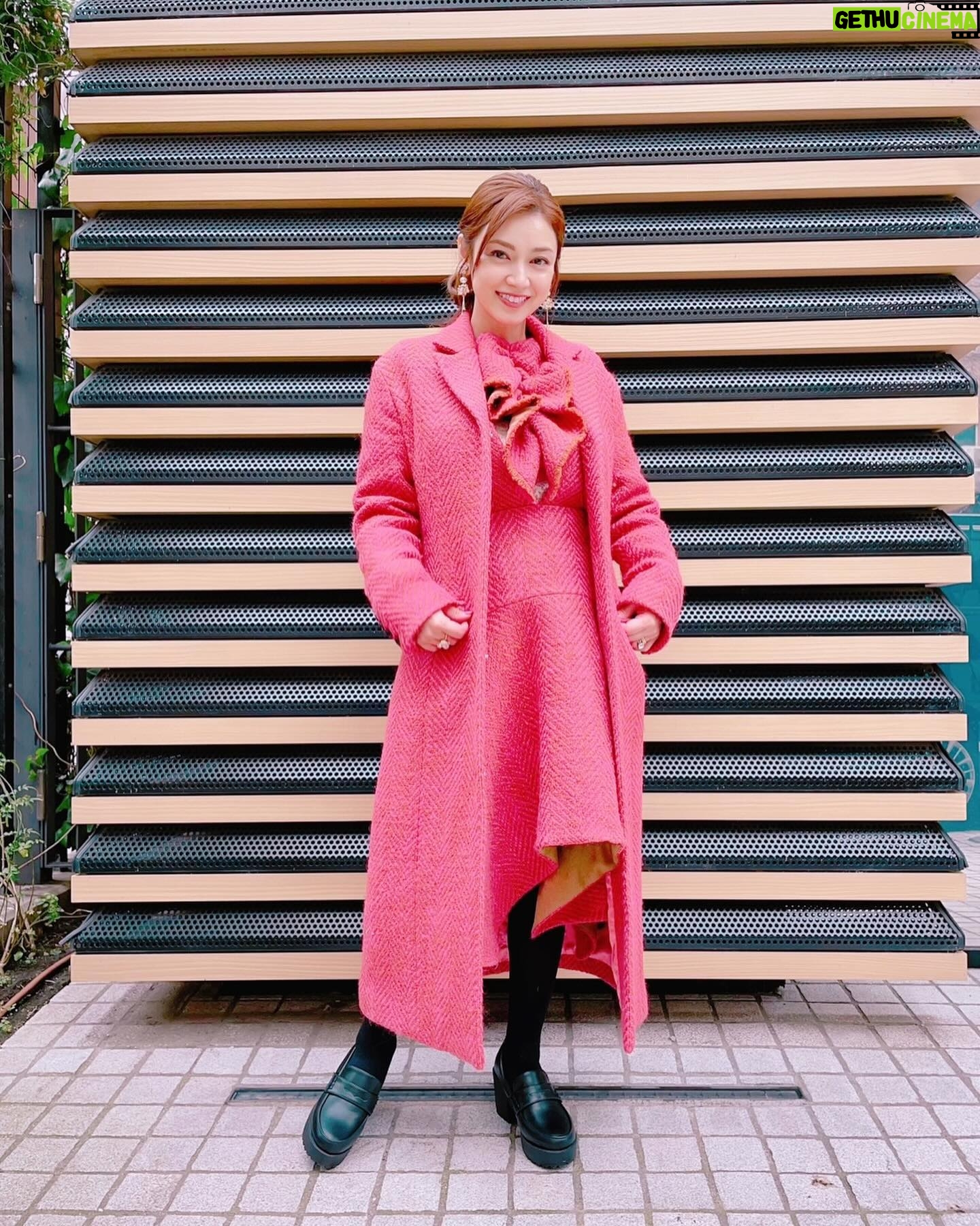 Airi Taira - 26.2K Likes - 本日OA📺
19時〜テレビ朝日
「ザワつく!路線バスで寄り道の旅2時間SP」
最高しかないとんでもなく楽しいロケでした🤩
気心知れた方々とのロケ✨
普段の、育児のご褒美時間を頂いてしまったかのような終始笑いの絶えない楽しい時間を過ごさせて頂きました。
長嶋一茂さん♡
テレビ越しで見ていても面白いですが実際にお会いすると自由気ままに思いつきで突っ走るお姿が一茂さんワールドすぎて我々小人が着いていくドック先生のようでとても面白くて楽しかったです!
この時代に常に居てほしい!と思いました♡
サバンナ高橋さん⭐︎
木曜ヒルナンデスでずーっとご一緒させて頂いてたのでお会いすると安心するンデス✌️
高橋さんは老若男女問わず、すかさずスコンッとツッコミしたりスタッフさんの雰囲気を察して進行してくださったりまとめがうますぎました‼︎
だから信頼されるんだ!と納得しました✨
ファンタジーことウエンツ瑛士くん😆
10代から一緒にレッスンしてたから仲良しを通り越して同士?みたいな感じの存在✨
ファンタジーはずーっと小言をボソボソ言ってる🤣
存在が爆笑!!!
お昼ご飯になると演者さん全員分のお水を取りに行ってくれたり🥹感動)
私がやらなきゃならないのに…とファンタジーの振る舞いは学ぶものがありました。
ハリセンボンさん♡
全然違うおふたり!
私の息子も年子で全然タイプが違うのでおふたりが揃うお姿からこんな風に接するといいんだーと気づかせて頂けました♡
はるなさんのツッコミはスピードの速さに大変感動しました‼︎凄すぎます‼︎本当に‼︎
はるかさんはお話をさせて頂くたびにもっともっと色んなことを知りたくなる方でした!
はるかさんが笑ってくれるとみんなが嬉しそうでした♡
宮川大輔さん✨
合流するまでみんなを待ってくださってましたがお会いするとマシンガントークでカメラが止まるとすぐにご挨拶されてて感動しました!
大輔さんの大きな声、分かりやすくお話ししてくださって有り難かったです!
またお会いしたい方々でした🥹
この場をかりましてありがとうございました🙏
@eiji_wentz_official
@shigeo0128
@harisenbon_haruna
@miyagawadai
#テレビ朝日#ザワつく路線バスで寄り道の旅#2時間スペシャル#麻布台ヒルズ#バスに乗り続けたかった#楽しい方々との時間#ありがとうございました#はるなさん#18年間もツッコミ#凄すぎます#色々知れて嬉しかった#本当に気分上々したから#音楽つけちゃった