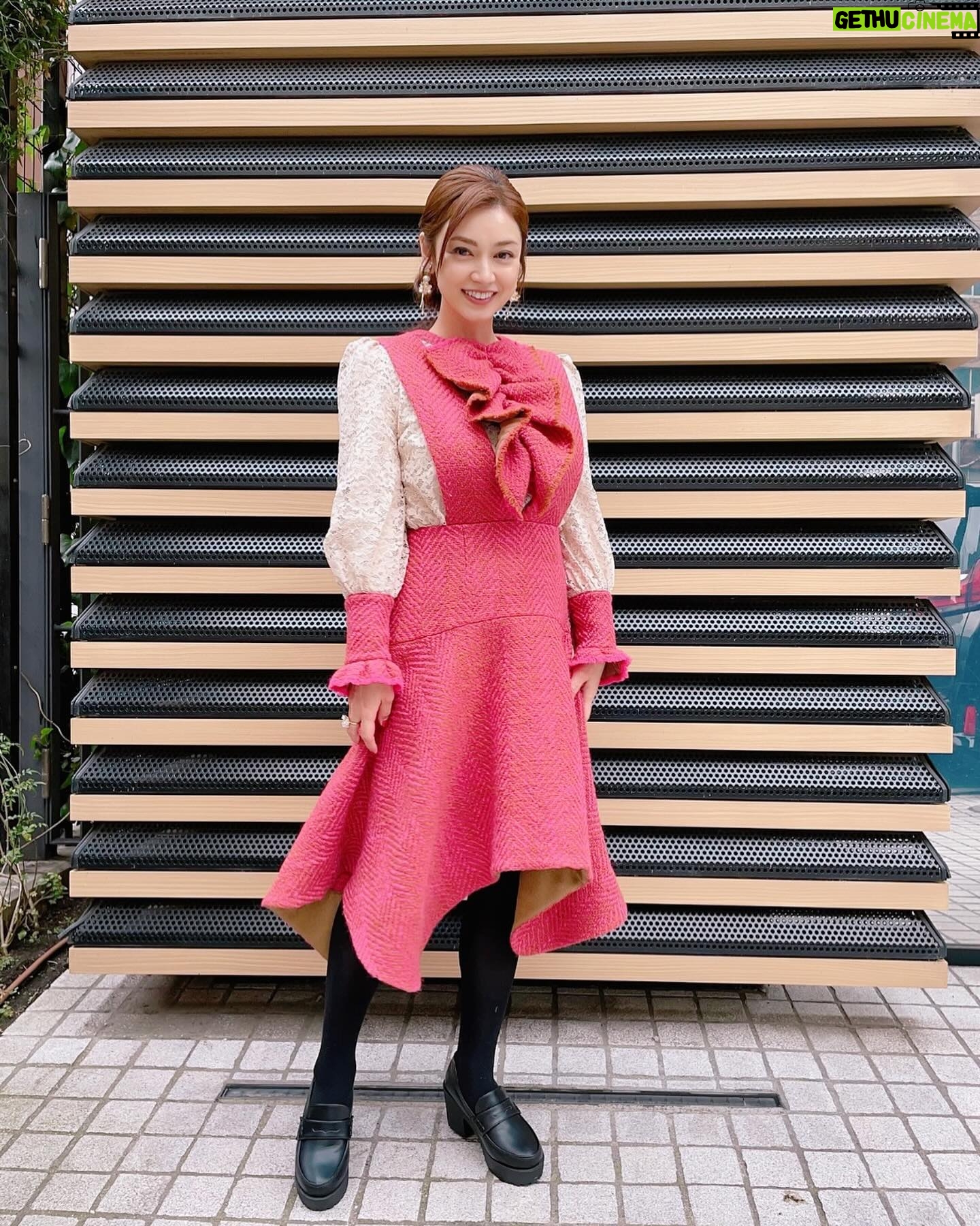 Airi Taira - 26.2K Likes - 本日OA📺
19時〜テレビ朝日
「ザワつく!路線バスで寄り道の旅2時間SP」
最高しかないとんでもなく楽しいロケでした🤩
気心知れた方々とのロケ✨
普段の、育児のご褒美時間を頂いてしまったかのような終始笑いの絶えない楽しい時間を過ごさせて頂きました。
長嶋一茂さん♡
テレビ越しで見ていても面白いですが実際にお会いすると自由気ままに思いつきで突っ走るお姿が一茂さんワールドすぎて我々小人が着いていくドック先生のようでとても面白くて楽しかったです!
この時代に常に居てほしい!と思いました♡
サバンナ高橋さん⭐︎
木曜ヒルナンデスでずーっとご一緒させて頂いてたのでお会いすると安心するンデス✌️
高橋さんは老若男女問わず、すかさずスコンッとツッコミしたりスタッフさんの雰囲気を察して進行してくださったりまとめがうますぎました‼︎
だから信頼されるんだ!と納得しました✨
ファンタジーことウエンツ瑛士くん😆
10代から一緒にレッスンしてたから仲良しを通り越して同士?みたいな感じの存在✨
ファンタジーはずーっと小言をボソボソ言ってる🤣
存在が爆笑!!!
お昼ご飯になると演者さん全員分のお水を取りに行ってくれたり🥹感動)
私がやらなきゃならないのに…とファンタジーの振る舞いは学ぶものがありました。
ハリセンボンさん♡
全然違うおふたり!
私の息子も年子で全然タイプが違うのでおふたりが揃うお姿からこんな風に接するといいんだーと気づかせて頂けました♡
はるなさんのツッコミはスピードの速さに大変感動しました‼︎凄すぎます‼︎本当に‼︎
はるかさんはお話をさせて頂くたびにもっともっと色んなことを知りたくなる方でした!
はるかさんが笑ってくれるとみんなが嬉しそうでした♡
宮川大輔さん✨
合流するまでみんなを待ってくださってましたがお会いするとマシンガントークでカメラが止まるとすぐにご挨拶されてて感動しました!
大輔さんの大きな声、分かりやすくお話ししてくださって有り難かったです!
またお会いしたい方々でした🥹
この場をかりましてありがとうございました🙏
@eiji_wentz_official
@shigeo0128
@harisenbon_haruna
@miyagawadai
#テレビ朝日#ザワつく路線バスで寄り道の旅#2時間スペシャル#麻布台ヒルズ#バスに乗り続けたかった#楽しい方々との時間#ありがとうございました#はるなさん#18年間もツッコミ#凄すぎます#色々知れて嬉しかった#本当に気分上々したから#音楽つけちゃった