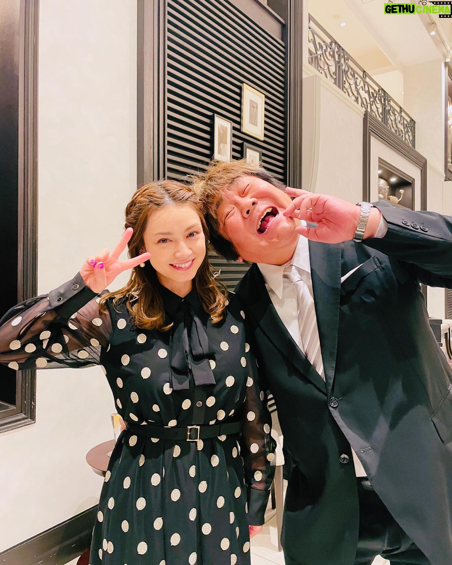 Airi Taira - 70K Likes - 内山さんの結婚式💒
内山信二さんとは元々、妹が共演されたのをきっかけにある日の会食で「お姉ちゃんも一緒においで」とお誘いくださって私まで仲良くさせて頂きました♡
武蔵ブラザーズさん、忍成修吾さんもその時にゆっくりお話しさせて頂いたのをきっかけにもう7年ぐらい経ちます✨
そんな内山さんの結婚式に兄と出席させて頂きました🥹(今では私の両親含む家族まで仲良くして頂いてます)
真っ白な挙式に内山さんが登場すると笑いに包まれた😂
バージンロードを歩く奥様の琴さんは美しすぎて力強く腕組みされたお父様の笑顔からは安心と喜びに満ちた微笑ましいお姿で感動しました🥹
花嫁さんって本当に美しい✨
誓いのキスは見守ってる方達に「いただきます」と言わんばかりのニヤリ顔の内山さん😂
誓った後は「ごちそうさま」を込めたニヤリ顔😂
本当に最高に面白い人で爆笑に包まれた挙式でした😂
披露宴パーティーではさんまさんの登場に会場中が拍手👏
私がどハマりしているインスタ「石塚さん」にも久しくお会いできて嬉しかった♡
内山さんと琴さんと娘の絃ちゃん✨
可愛いく笑顔溢れたご家族のほっこり結婚式に参加させて頂けてとっても嬉しかったです!
内山さん琴さん♡
末永く笑顔絶えないご夫妻でハッピーファミリーでいてほしいです✨
#内山信二#結婚式#挙式の感動はたまらない#内山さんにフラレタ女?並に大号泣しちゃったよ🤣#自分の結婚式を思い出した#たくさんの方に見守られながら迎えた誓いの日#何年も永く夫婦でいることの凄さ#尊敬でしかない#夫婦はいつも答え合わせをしなきゃならない#こんな言葉を教わった#答えが合わなくなってしまったら終了だね#結婚式は素晴らしい#久しくお会いできたのも嬉しかった#ありがとうございました