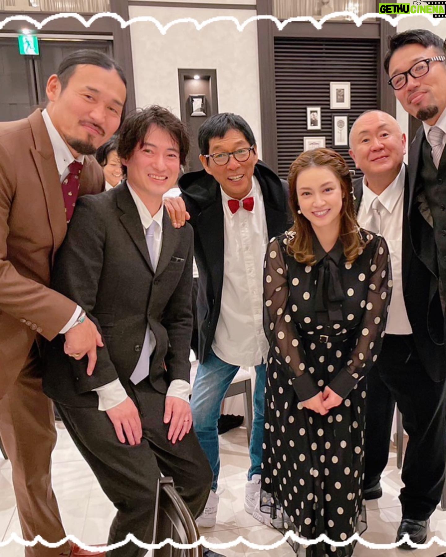 Airi Taira - 70K Likes - 内山さんの結婚式💒
内山信二さんとは元々、妹が共演されたのをきっかけにある日の会食で「お姉ちゃんも一緒においで」とお誘いくださって私まで仲良くさせて頂きました♡
武蔵ブラザーズさん、忍成修吾さんもその時にゆっくりお話しさせて頂いたのをきっかけにもう7年ぐらい経ちます✨
そんな内山さんの結婚式に兄と出席させて頂きました🥹(今では私の両親含む家族まで仲良くして頂いてます)
真っ白な挙式に内山さんが登場すると笑いに包まれた😂
バージンロードを歩く奥様の琴さんは美しすぎて力強く腕組みされたお父様の笑顔からは安心と喜びに満ちた微笑ましいお姿で感動しました🥹
花嫁さんって本当に美しい✨
誓いのキスは見守ってる方達に「いただきます」と言わんばかりのニヤリ顔の内山さん😂
誓った後は「ごちそうさま」を込めたニヤリ顔😂
本当に最高に面白い人で爆笑に包まれた挙式でした😂
披露宴パーティーではさんまさんの登場に会場中が拍手👏
私がどハマりしているインスタ「石塚さん」にも久しくお会いできて嬉しかった♡
内山さんと琴さんと娘の絃ちゃん✨
可愛いく笑顔溢れたご家族のほっこり結婚式に参加させて頂けてとっても嬉しかったです!
内山さん琴さん♡
末永く笑顔絶えないご夫妻でハッピーファミリーでいてほしいです✨
#内山信二#結婚式#挙式の感動はたまらない#内山さんにフラレタ女?並に大号泣しちゃったよ🤣#自分の結婚式を思い出した#たくさんの方に見守られながら迎えた誓いの日#何年も永く夫婦でいることの凄さ#尊敬でしかない#夫婦はいつも答え合わせをしなきゃならない#こんな言葉を教わった#答えが合わなくなってしまったら終了だね#結婚式は素晴らしい#久しくお会いできたのも嬉しかった#ありがとうございました