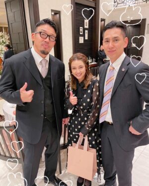 Airi Taira Instagram - 内山さんの結婚式💒

内山信二さんとは元々、妹が共演されたのをきっかけにある日の会食で「お姉ちゃんも一緒においで」とお誘いくださって私まで仲良くさせて頂きました♡

武蔵ブラザーズさん、忍成修吾さんもその時にゆっくりお話しさせて頂いたのをきっかけにもう7年ぐらい経ちます✨

そんな内山さんの結婚式に兄と出席させて頂きました🥹(今では私の両親含む家族まで仲良くして頂いてます)

真っ白な挙式に内山さんが登場すると笑いに包まれた😂

バージンロードを歩く奥様の琴さんは美しすぎて力強く腕組みされたお父様の笑顔からは安心と喜びに満ちた微笑ましいお姿で感動しました🥹

花嫁さんって本当に美しい✨

誓いのキスは見守ってる方達に「いただきます」と言わんばかりのニヤリ顔の内山さん😂

誓った後は「ごちそうさま」を込めたニヤリ顔😂

本当に最高に面白い人で爆笑に包まれた挙式でした😂

披露宴パーティーではさんまさんの登場に会場中が拍手👏

私がどハマりしているインスタ「石塚さん」にも久しくお会いできて嬉しかった♡

内山さんと琴さんと娘の絃ちゃん✨

可愛いく笑顔溢れたご家族のほっこり結婚式に参加させて頂けてとっても嬉しかったです！

内山さん琴さん♡
末永く笑顔絶えないご夫妻でハッピーファミリーでいてほしいです✨
#内山信二#結婚式#挙式の感動はたまらない#内山さんにフラレタ女？並に大号泣しちゃったよ🤣#自分の結婚式を思い出した#たくさんの方に見守られながら迎えた誓いの日#何年も永く夫婦でいることの凄さ#尊敬でしかない#夫婦はいつも答え合わせをしなきゃならない#こんな言葉を教わった#答えが合わなくなってしまったら終了だね#結婚式は素晴らしい#久しくお会いできたのも嬉しかった#ありがとうございました