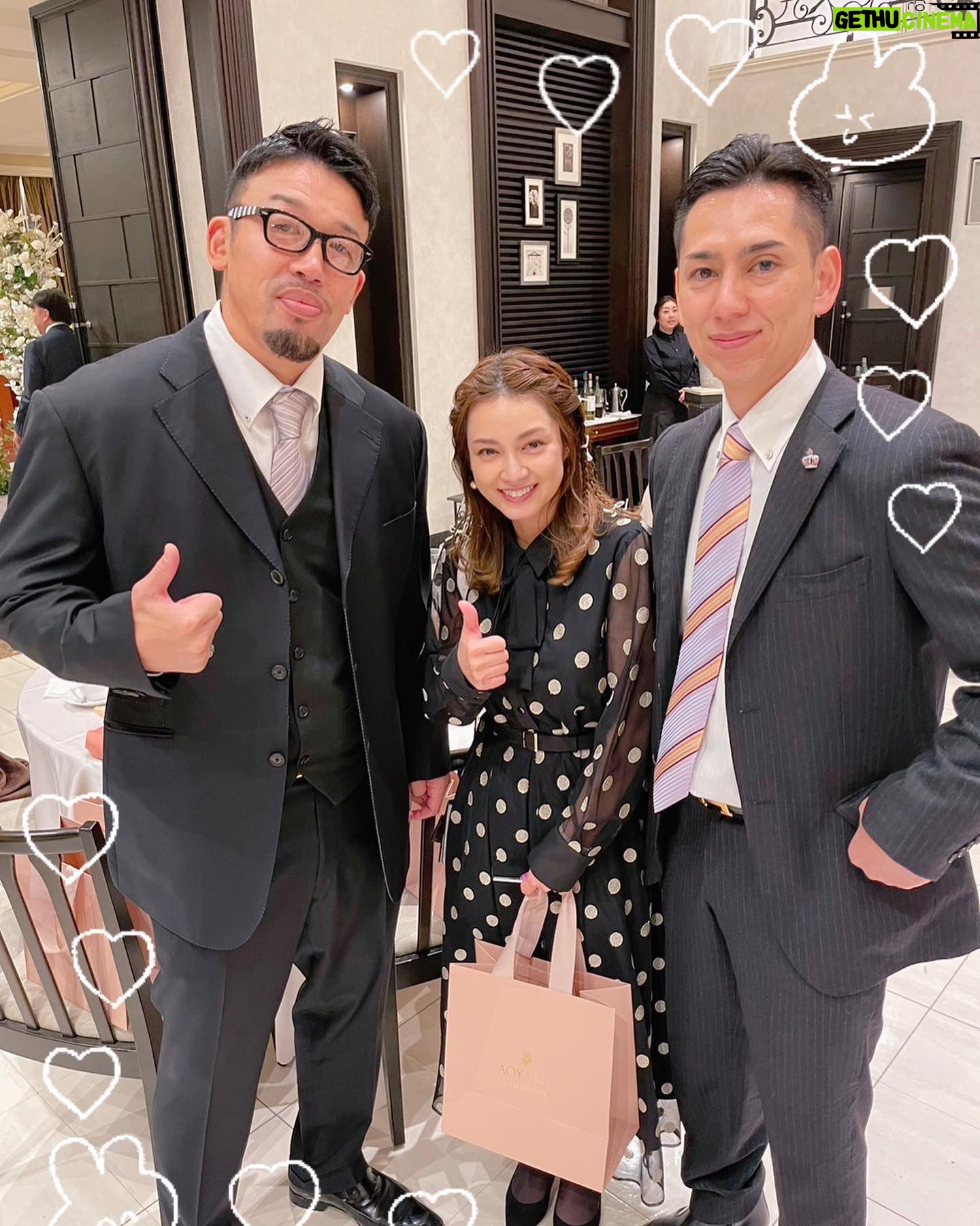Airi Taira - 70K Likes - 内山さんの結婚式💒
内山信二さんとは元々、妹が共演されたのをきっかけにある日の会食で「お姉ちゃんも一緒においで」とお誘いくださって私まで仲良くさせて頂きました♡
武蔵ブラザーズさん、忍成修吾さんもその時にゆっくりお話しさせて頂いたのをきっかけにもう7年ぐらい経ちます✨
そんな内山さんの結婚式に兄と出席させて頂きました🥹(今では私の両親含む家族まで仲良くして頂いてます)
真っ白な挙式に内山さんが登場すると笑いに包まれた😂
バージンロードを歩く奥様の琴さんは美しすぎて力強く腕組みされたお父様の笑顔からは安心と喜びに満ちた微笑ましいお姿で感動しました🥹
花嫁さんって本当に美しい✨
誓いのキスは見守ってる方達に「いただきます」と言わんばかりのニヤリ顔の内山さん😂
誓った後は「ごちそうさま」を込めたニヤリ顔😂
本当に最高に面白い人で爆笑に包まれた挙式でした😂
披露宴パーティーではさんまさんの登場に会場中が拍手👏
私がどハマりしているインスタ「石塚さん」にも久しくお会いできて嬉しかった♡
内山さんと琴さんと娘の絃ちゃん✨
可愛いく笑顔溢れたご家族のほっこり結婚式に参加させて頂けてとっても嬉しかったです!
内山さん琴さん♡
末永く笑顔絶えないご夫妻でハッピーファミリーでいてほしいです✨
#内山信二#結婚式#挙式の感動はたまらない#内山さんにフラレタ女?並に大号泣しちゃったよ🤣#自分の結婚式を思い出した#たくさんの方に見守られながら迎えた誓いの日#何年も永く夫婦でいることの凄さ#尊敬でしかない#夫婦はいつも答え合わせをしなきゃならない#こんな言葉を教わった#答えが合わなくなってしまったら終了だね#結婚式は素晴らしい#久しくお会いできたのも嬉しかった#ありがとうございました