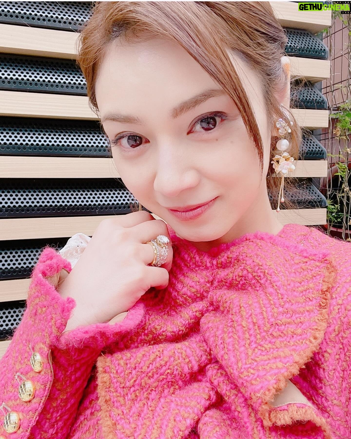Airi Taira - 26.2K Likes - 本日OA📺
19時〜テレビ朝日
「ザワつく!路線バスで寄り道の旅2時間SP」
最高しかないとんでもなく楽しいロケでした🤩
気心知れた方々とのロケ✨
普段の、育児のご褒美時間を頂いてしまったかのような終始笑いの絶えない楽しい時間を過ごさせて頂きました。
長嶋一茂さん♡
テレビ越しで見ていても面白いですが実際にお会いすると自由気ままに思いつきで突っ走るお姿が一茂さんワールドすぎて我々小人が着いていくドック先生のようでとても面白くて楽しかったです!
この時代に常に居てほしい!と思いました♡
サバンナ高橋さん⭐︎
木曜ヒルナンデスでずーっとご一緒させて頂いてたのでお会いすると安心するンデス✌️
高橋さんは老若男女問わず、すかさずスコンッとツッコミしたりスタッフさんの雰囲気を察して進行してくださったりまとめがうますぎました‼︎
だから信頼されるんだ!と納得しました✨
ファンタジーことウエンツ瑛士くん😆
10代から一緒にレッスンしてたから仲良しを通り越して同士?みたいな感じの存在✨
ファンタジーはずーっと小言をボソボソ言ってる🤣
存在が爆笑!!!
お昼ご飯になると演者さん全員分のお水を取りに行ってくれたり🥹感動)
私がやらなきゃならないのに…とファンタジーの振る舞いは学ぶものがありました。
ハリセンボンさん♡
全然違うおふたり!
私の息子も年子で全然タイプが違うのでおふたりが揃うお姿からこんな風に接するといいんだーと気づかせて頂けました♡
はるなさんのツッコミはスピードの速さに大変感動しました‼︎凄すぎます‼︎本当に‼︎
はるかさんはお話をさせて頂くたびにもっともっと色んなことを知りたくなる方でした!
はるかさんが笑ってくれるとみんなが嬉しそうでした♡
宮川大輔さん✨
合流するまでみんなを待ってくださってましたがお会いするとマシンガントークでカメラが止まるとすぐにご挨拶されてて感動しました!
大輔さんの大きな声、分かりやすくお話ししてくださって有り難かったです!
またお会いしたい方々でした🥹
この場をかりましてありがとうございました🙏
@eiji_wentz_official
@shigeo0128
@harisenbon_haruna
@miyagawadai
#テレビ朝日#ザワつく路線バスで寄り道の旅#2時間スペシャル#麻布台ヒルズ#バスに乗り続けたかった#楽しい方々との時間#ありがとうございました#はるなさん#18年間もツッコミ#凄すぎます#色々知れて嬉しかった#本当に気分上々したから#音楽つけちゃった