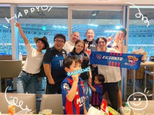 Airi Taira Instagram - みんなで応援❤️⚽️💙

4人目の妊娠が分かってからしばらく行けてなかった観戦。

5月に無事出産して8月26日のこの日の観戦を楽しみにカオスな日々を過ごしてきた✨

私の大好きな人たちと一緒に応援❣️

ずーっと「天野会メンバー」みんな揃って応援してみたかった✨

初めてみんな揃えてお互いがお互いのために色んなものを持ち寄って楽しい夏を感じた☀️

熱い試合に熱い観戦‼️

人の心を動かしてくれる熱い凄い試合⚽️

見に行かせて頂けて本当に嬉しかった🥹涙)

天野会メンバー、ご一緒してくださった皆様、本当にありがとうございました🥹
#FC東京#国立競技場#サッカー観戦#景色最高だった#天野会#みんな揃えた#嬉しかった#子供達も釘付け#ご一緒してくださった方ありがとうございました