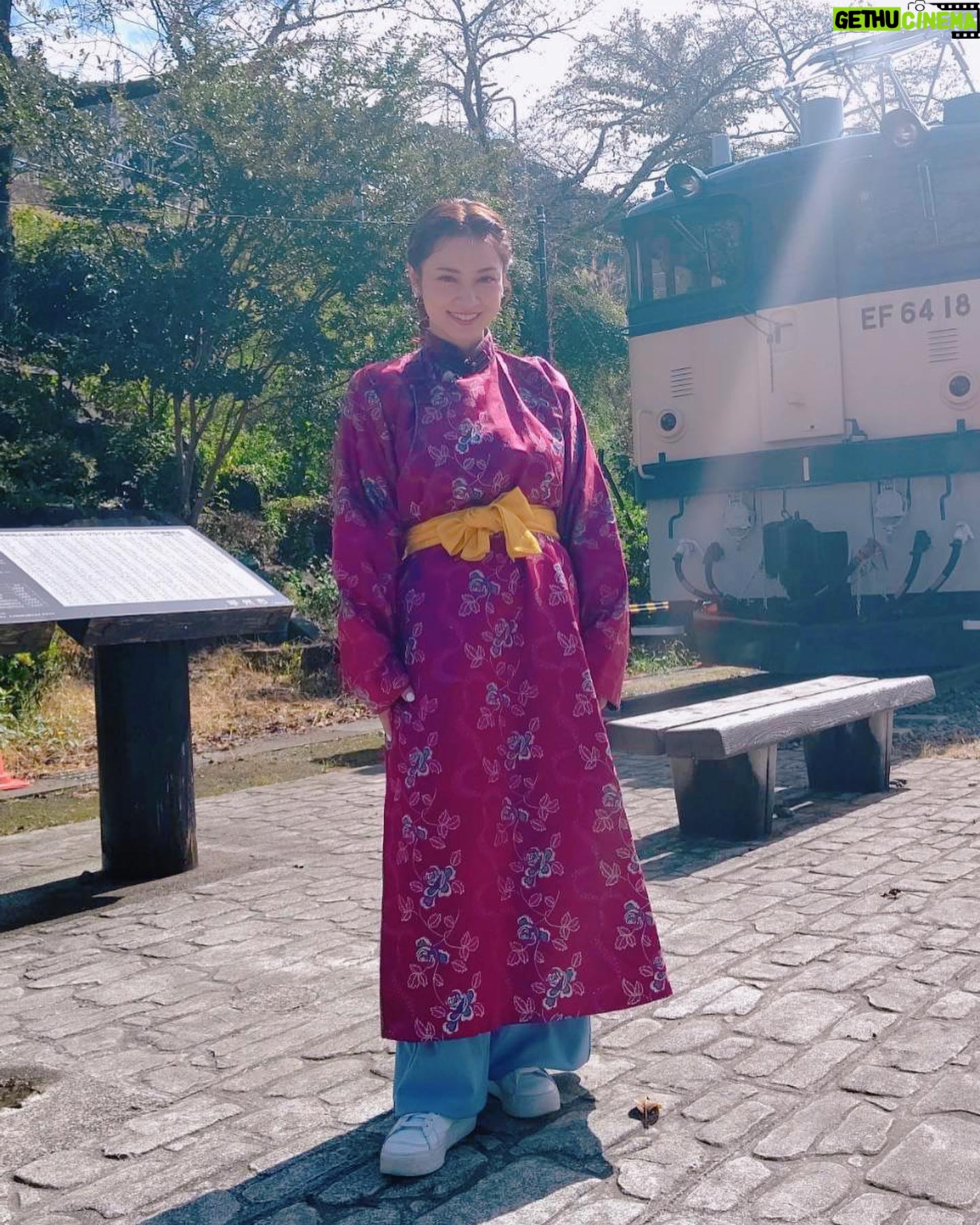 Airi Taira Instagram - 今夜7:25テレビ東京 「ヤギと大悟」📺 7年振りのロケ✨ 5ヶ月赤ちゃんと初めて数時間離れることになるけど大丈夫かな〜と、実家から子守りに来てくれた母に託してロケへ飛び込んでみた✨ ヤギさんと大悟さんとひたすらお散歩✨ ただただ楽しくてあっという間のロケでヤギさんから人間と変わらないココロの喜怒哀楽を学んだ🥹 7年振りのロケで「私らしく」居させてもらえたことが何より楽しくて大悟さんに感謝デス🙏 西野さんにもお会いできて嬉しかった🥰 ありがとうございました🙏 #ヤギと大悟#ありのままのロケ#自由気ままに#楽しかった#授乳中だから#ロケが心配だったけど#やっぱり#ロケは楽しい#地方大好き#ありがとうございました