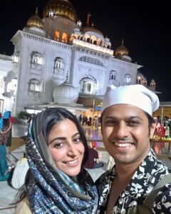 Aishwarya Sharma Bhatt Instagram - Bangla Sahib Gurudwara and Sisganj Gurudwara 🙏🏻😇🙌🏻 #aishwaryasharma #neilbhatt #seekingblessings #gurudwarabanglasahib #sisganj_gurudwarasahib #blessed