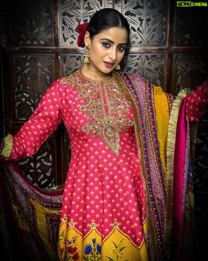 Aishwarya Sharma Bhatt Instagram - सलोना सा सजन है और मैं हूँ .. ❤️ Styled by- @purvabansal5 Outfit by- @irrauofficial #aishwaryasharma #iftaarparty #babasiddhique #treditional #ramadan2024 #ramadanmubarak #ootd #vintage #eid2024 #holi2024