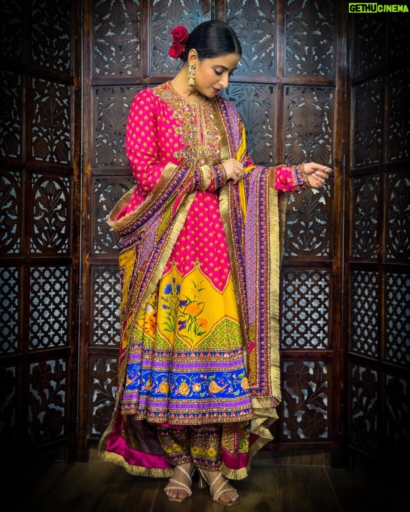 Aishwarya Sharma Bhatt Instagram - सलोना सा सजन है और मैं हूँ .. ❤️ Styled by- @purvabansal5 Outfit by- @irrauofficial #aishwaryasharma #iftaarparty #babasiddhique #treditional #ramadan2024 #ramadanmubarak #ootd #vintage #eid2024 #holi2024