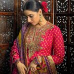 Aishwarya Sharma Bhatt Instagram - सलोना सा सजन है और मैं हूँ .. ❤️ Styled by- @purvabansal5 Outfit by- @irrauofficial #aishwaryasharma #iftaarparty #babasiddhique #treditional #ramadan2024 #ramadanmubarak #ootd #vintage #eid2024 #holi2024