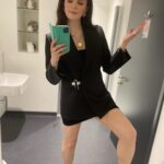 Aisling Bea Instagram - Ooh, gossip? Yes I also heard that she wore @kathbum’s old clothes & hairband on Jonathan Ross last night. I also wore her underwear, but that was a different evening and the photos have yet to surface owing to a strong NDA. Second hand is the best hand! @thejonathanrossshowofficial all available to watch now on ITV player and probs on Youtube and the dark web, I talk about Avoidance, Alice and Jack and a bit about Doctor Who for the Whovians. Also thank you to hair & makeup superstar @beautybybrandong for whipping my face and hair into shape. 💄