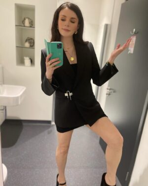 Aisling Bea Instagram - Ooh, gossip? 
Yes I also heard that she wore @kathbum’s old clothes & hairband on Jonathan Ross last night. I also wore her underwear, but that was a different evening and the photos have yet to surface owing to a strong NDA. 
Second hand is the best hand!
@thejonathanrossshowofficial all available to watch now on ITV player and probs on Youtube and the dark web, I talk about Avoidance, Alice and Jack and a bit about Doctor Who for the Whovians. 
Also thank you to hair & makeup superstar @beautybybrandong for whipping my face and hair into shape. 💄
