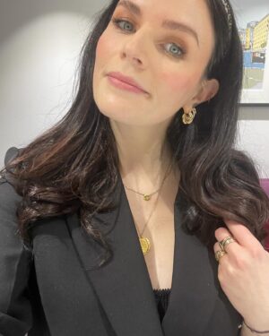 Aisling Bea Instagram - Ooh, gossip? 
Yes I also heard that she wore @kathbum’s old clothes & hairband on Jonathan Ross last night. I also wore her underwear, but that was a different evening and the photos have yet to surface owing to a strong NDA. 
Second hand is the best hand!
@thejonathanrossshowofficial all available to watch now on ITV player and probs on Youtube and the dark web, I talk about Avoidance, Alice and Jack and a bit about Doctor Who for the Whovians. 
Also thank you to hair & makeup superstar @beautybybrandong for whipping my face and hair into shape. 💄