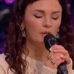 Aisling Bea Instagram - Devastated not to receive or even be nominated for a Grammy but most geniuses are not recognised in their own lifetime. #lastonelaughingireland is out world wide on Amazon Prime. Reeeel talk on the day I sang this song for the full five minutes staring at everyone without laughing which does deserve some sort of Grammy. And because it saves on admin my vawree comfortable trousers & top for the show are from eco brand @omnes & my lovely IRISH blue earrings are from @magpierosejewellery #repost @primevideouk A Woman’s Heart (Aisling’s Version) 📺 #LOLIreland #LastOneLaughing 🎭 #AislingBea